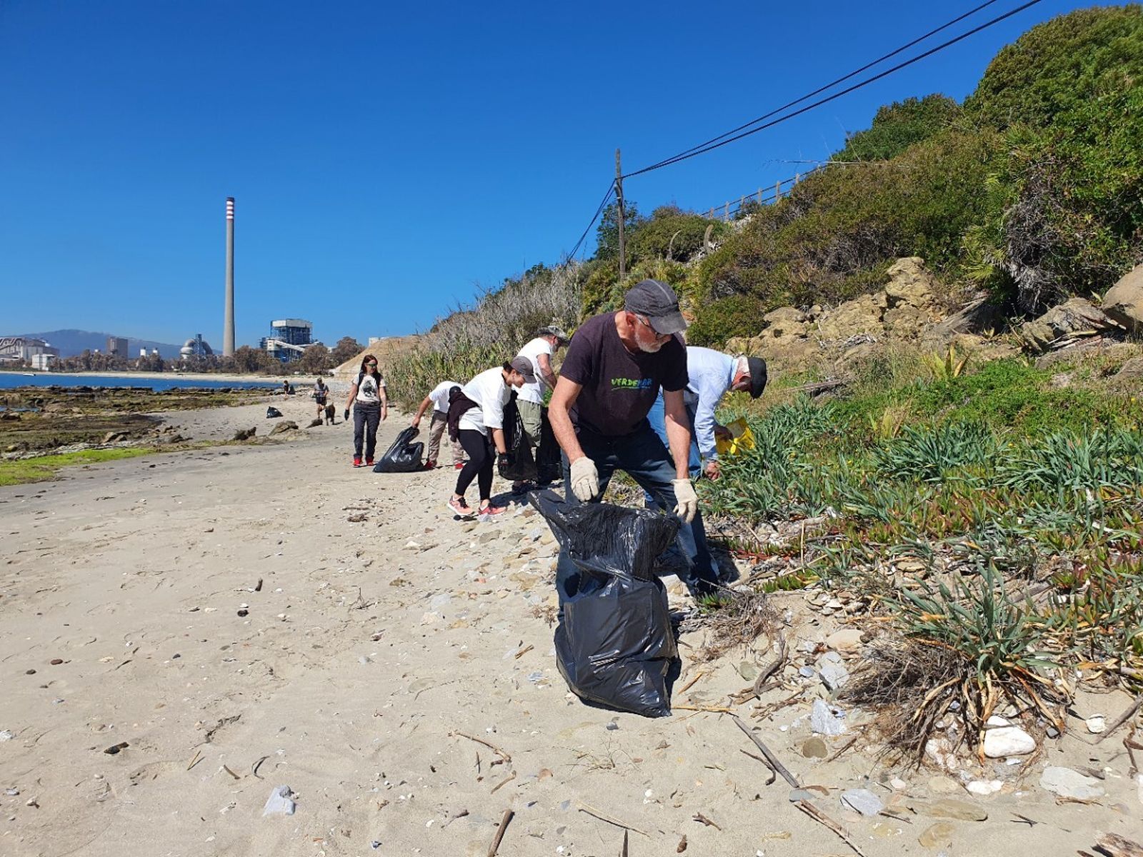 Voluntarios recogen basura en Guadarranque.