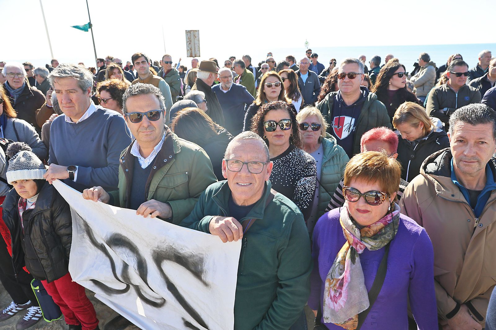Fotografías de la concentración de los vecinos de Matalascañas tras los destrozos del paseo marítimo