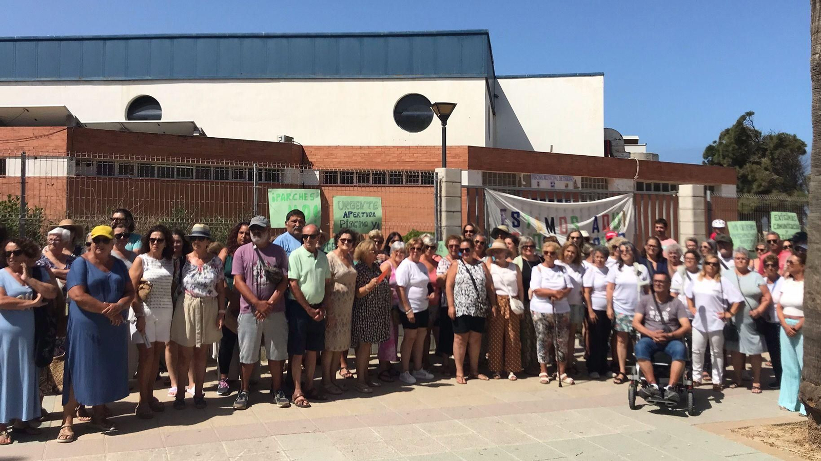 Concentración este martes de la Asociación de Fibromialgia de Tarifa (Afita) ante una avería que mantiene fuera de servicio una instalación clave para la salud.