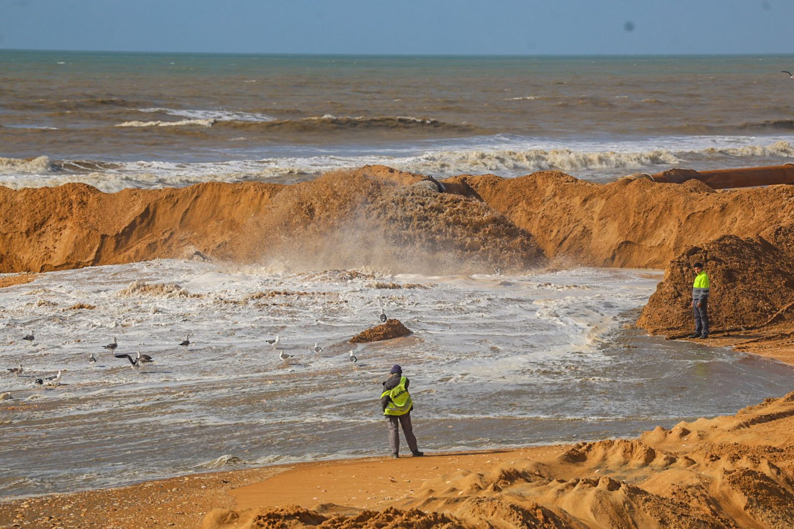 Fotografías del aporte de arena a la playa de Matalascañas