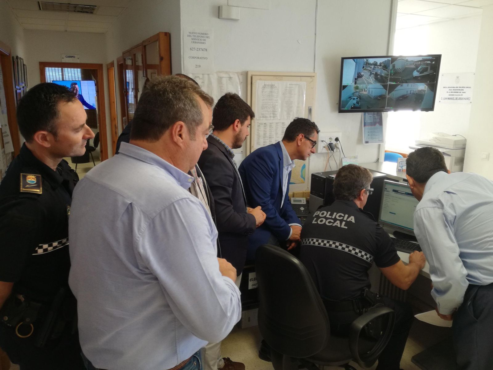 Responsables del 112 y del Ayuntamiento acudieron a la Jefatura de la Policía Local para conocer el nuevo servicio.