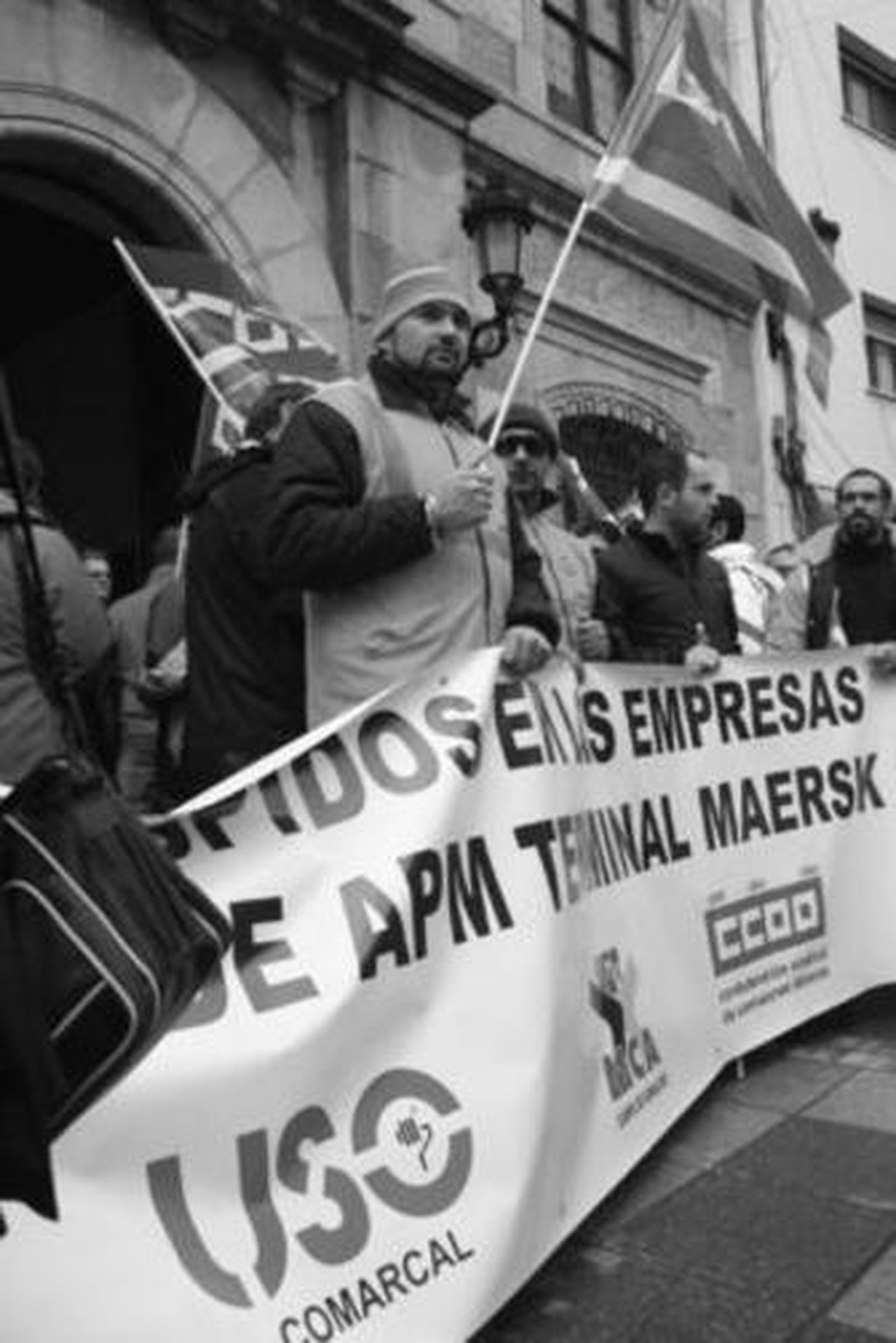 Trabajadores de las empresas de la Maersk, durante una protesta a las puertas del Ayuntamiento.