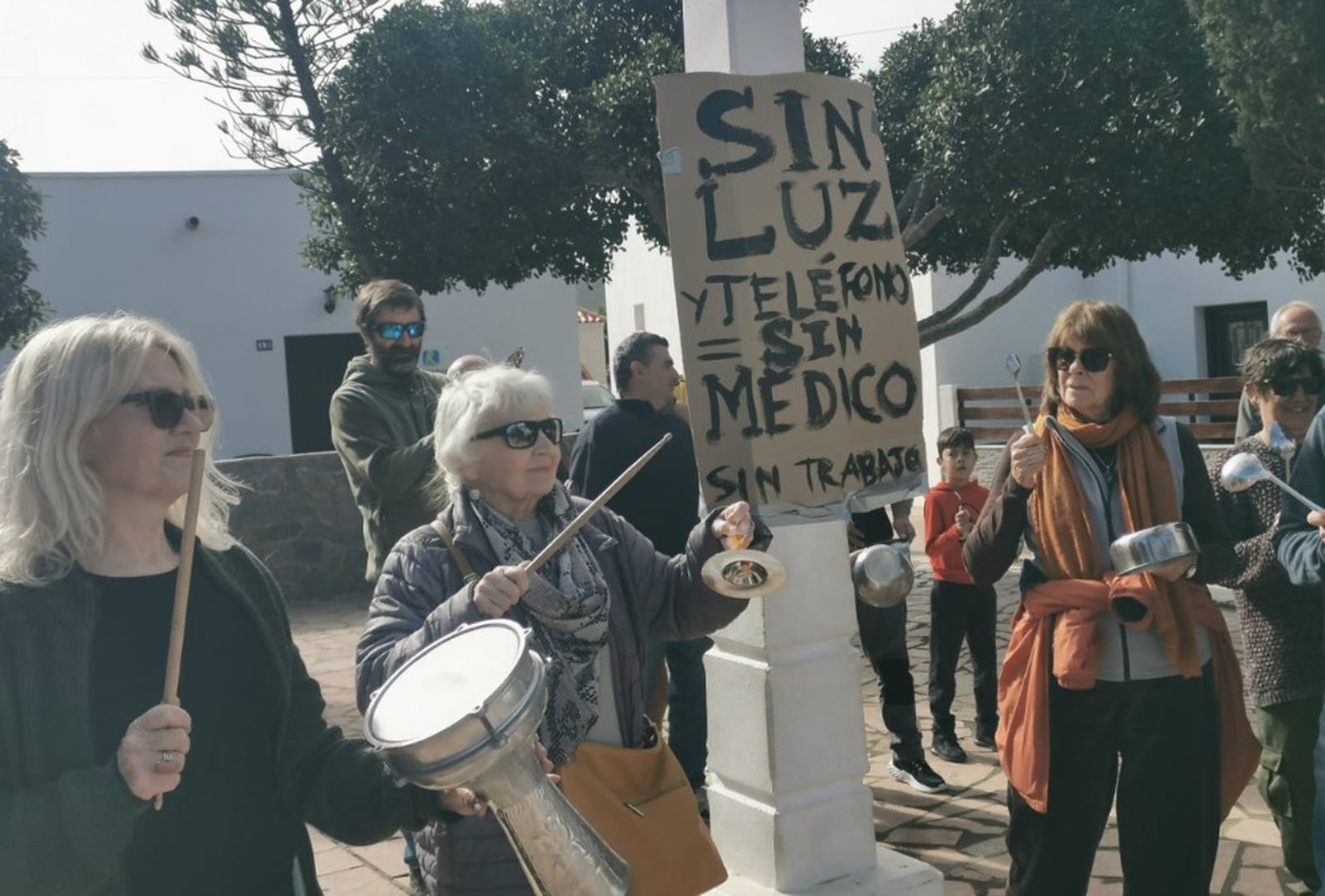 Caceroalda en Rodalquilar para exigir soluciones ante los cortes de luz hace unas semanas.