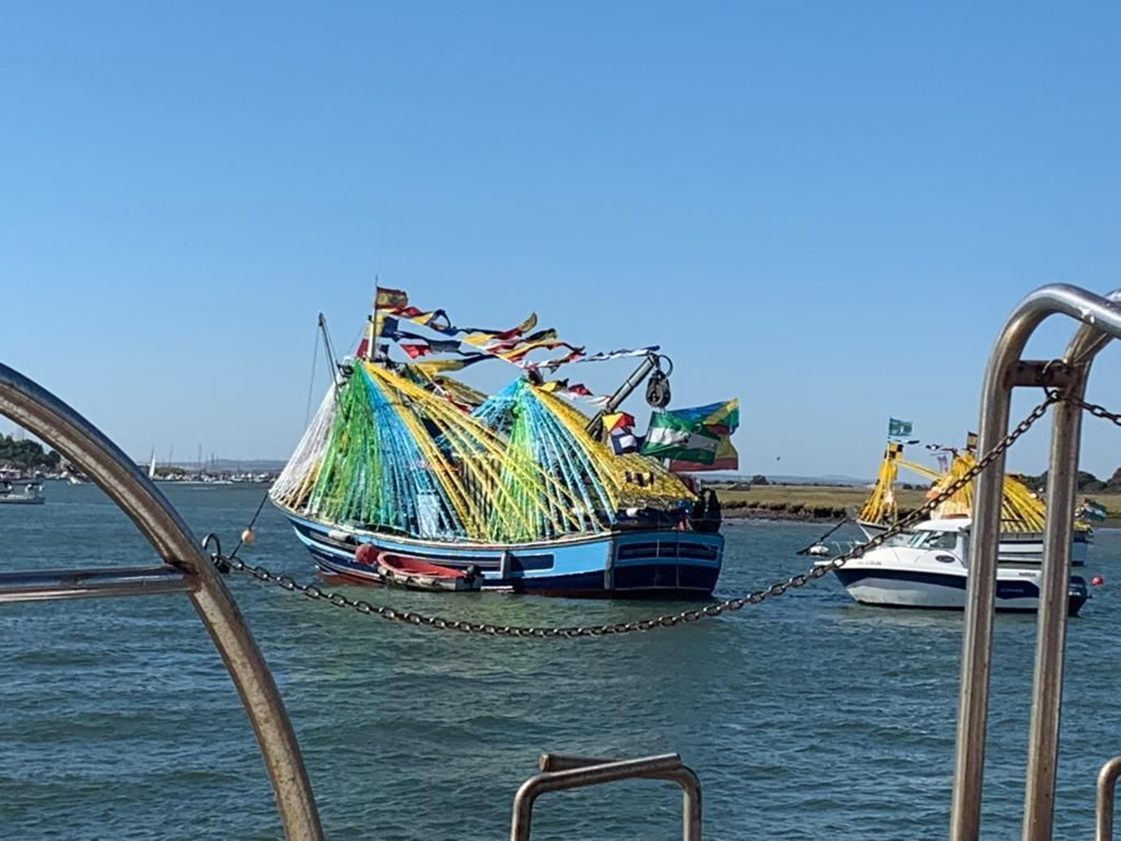 Barcos engalanados para la fiesta de la Virgen.