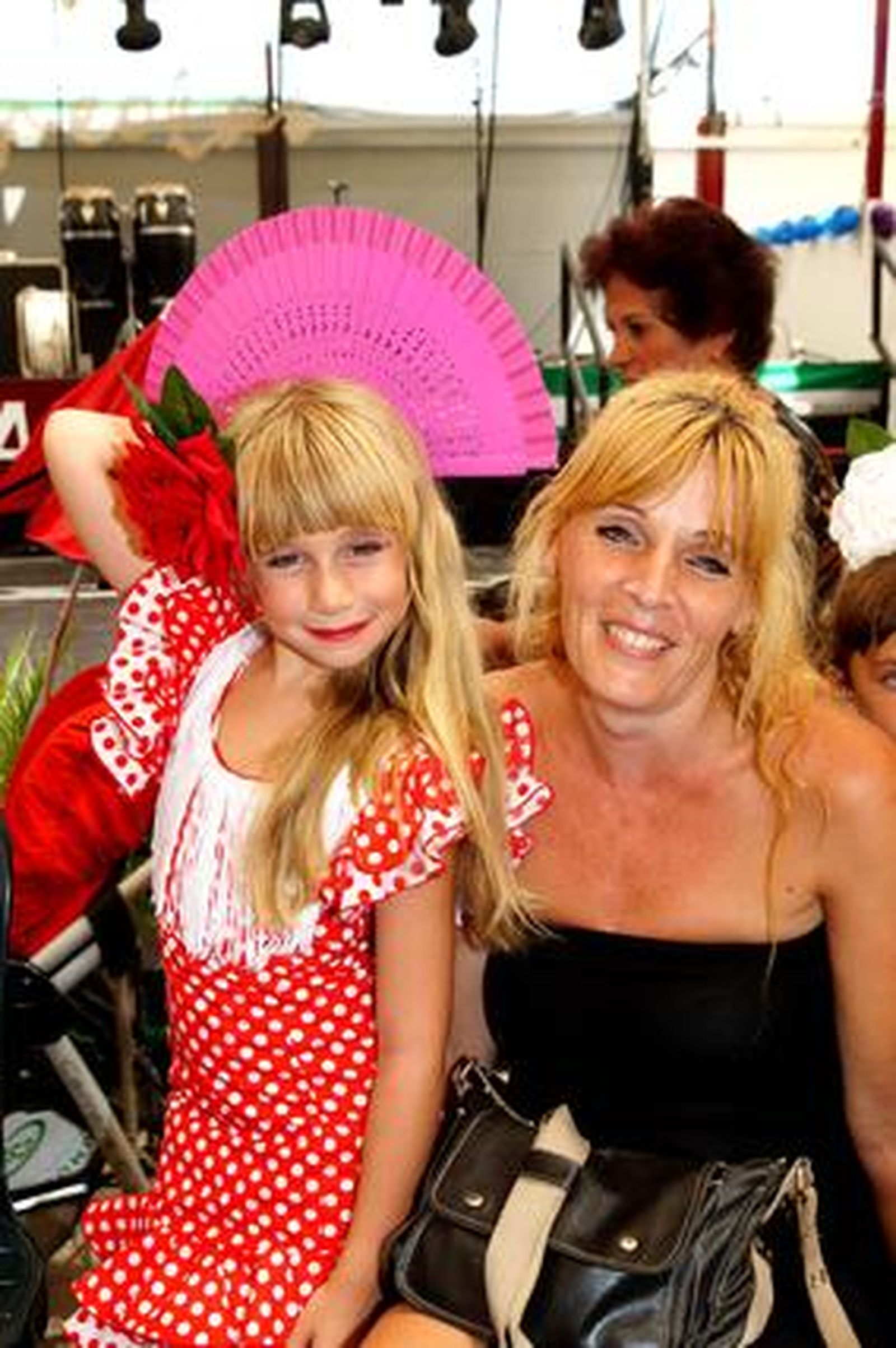 Noelia en la Peña 'La Paz' con su madre, Ana. 

Foto: Punto Press