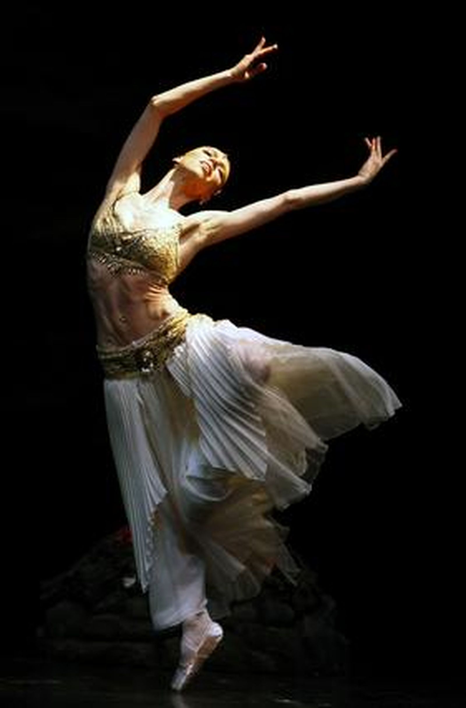 El Ballet de la Ópera de Varsovia representa 'La Bayadère' en el Teatro de la Maestranza, una obra sobre la supervivencia del amor tras la muerte.

Foto: Antonio Pizarro