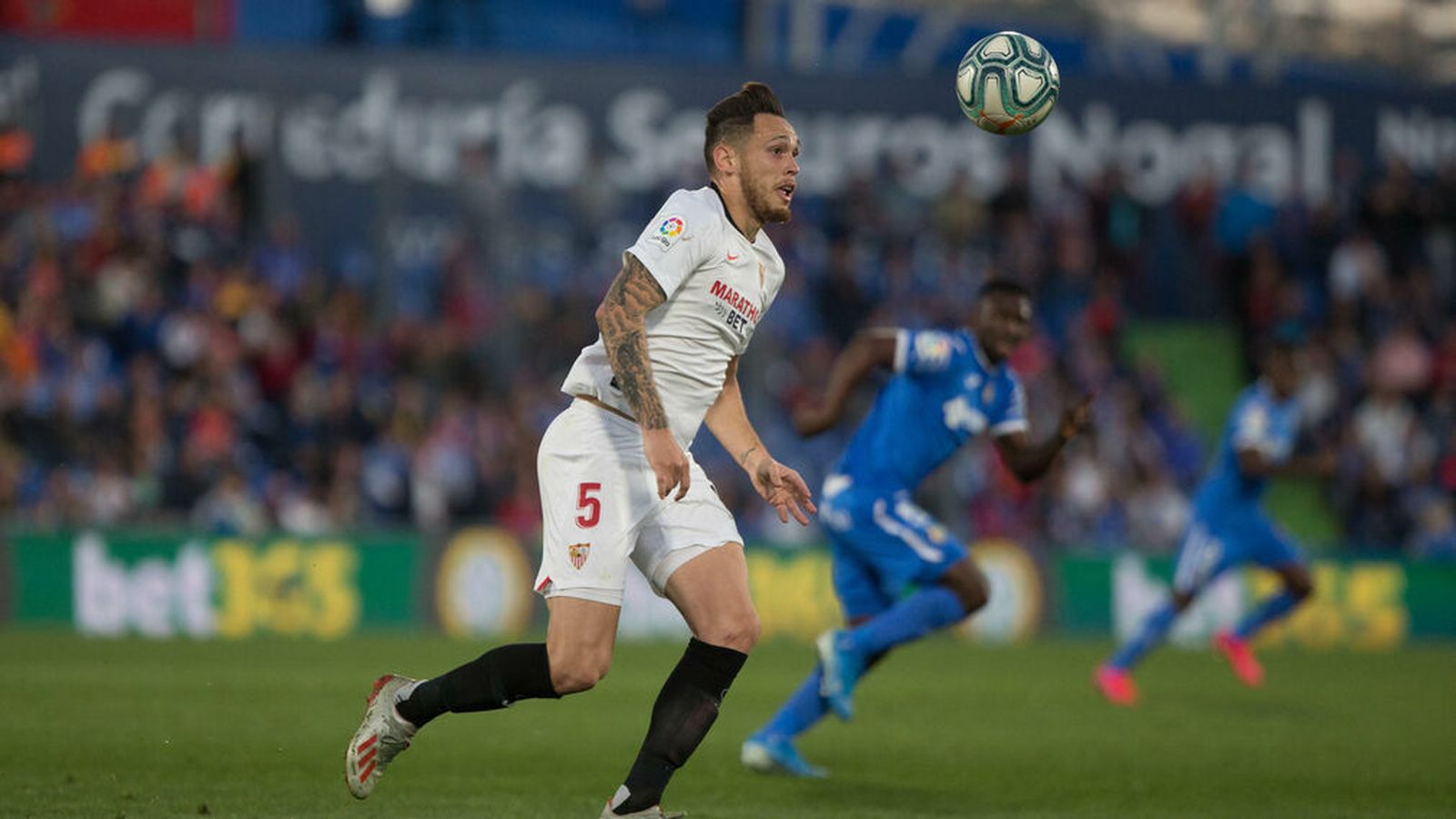 Ocampos no pierde de vista el balón en una arrancada, en Getafe.