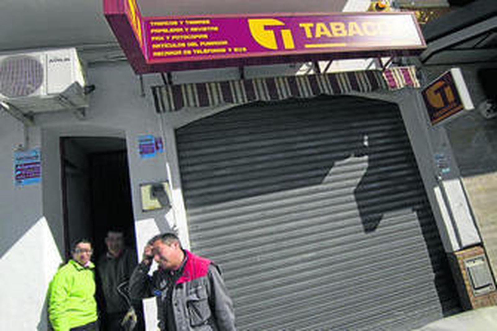 El estanco desvalijado en la plaza del Cabildo, al mediodía de ayer.