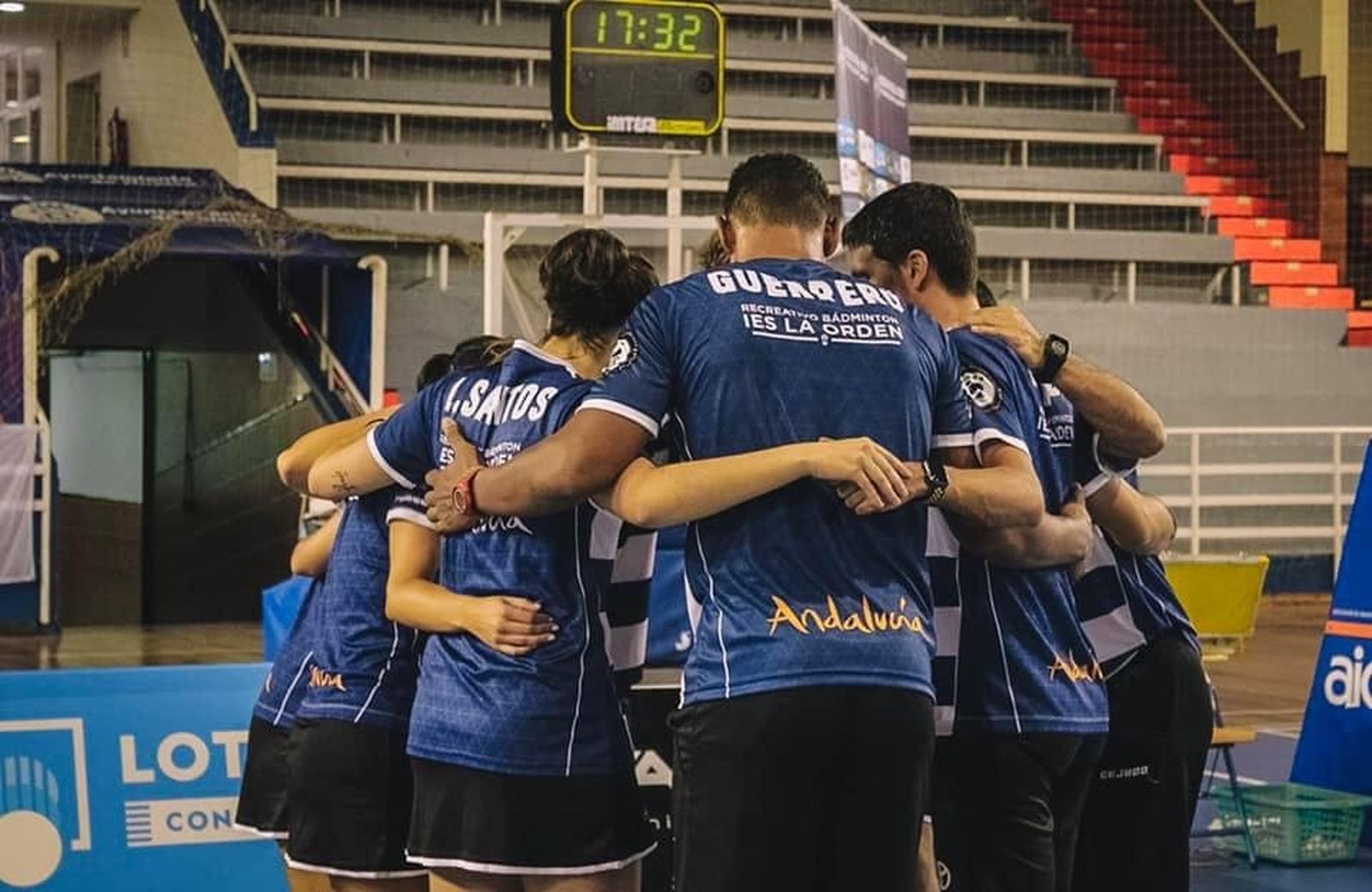 La plantilla del IES La Orden celebra uno de sus triunfos de la temporada