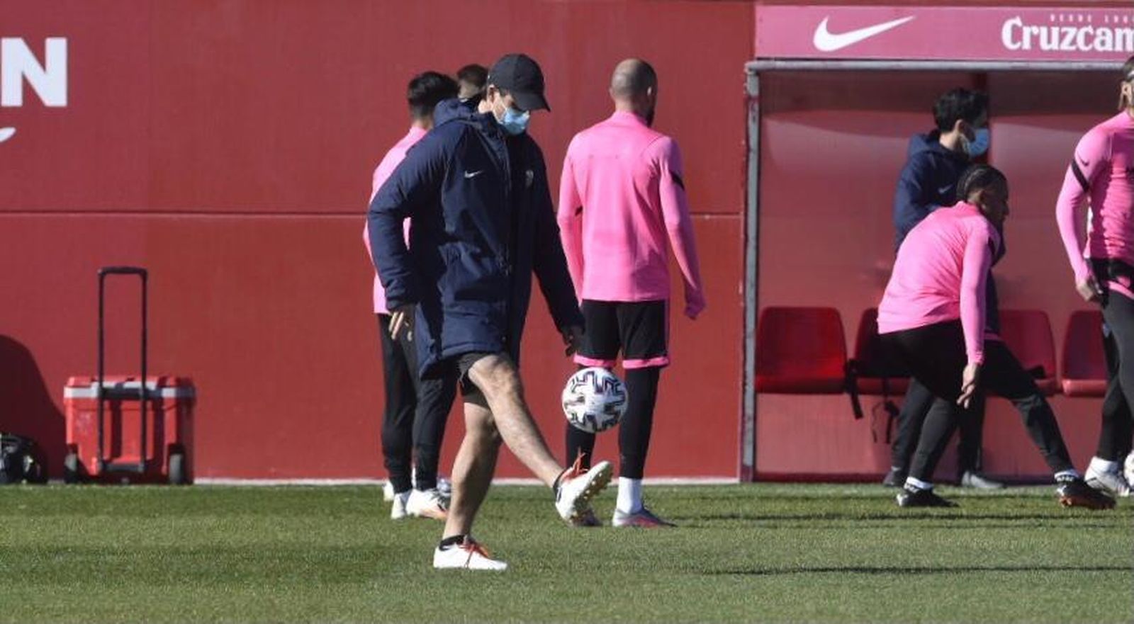 Julen Lopetegui patea el balón de la Copa en la sesión previa al partido de Linares.