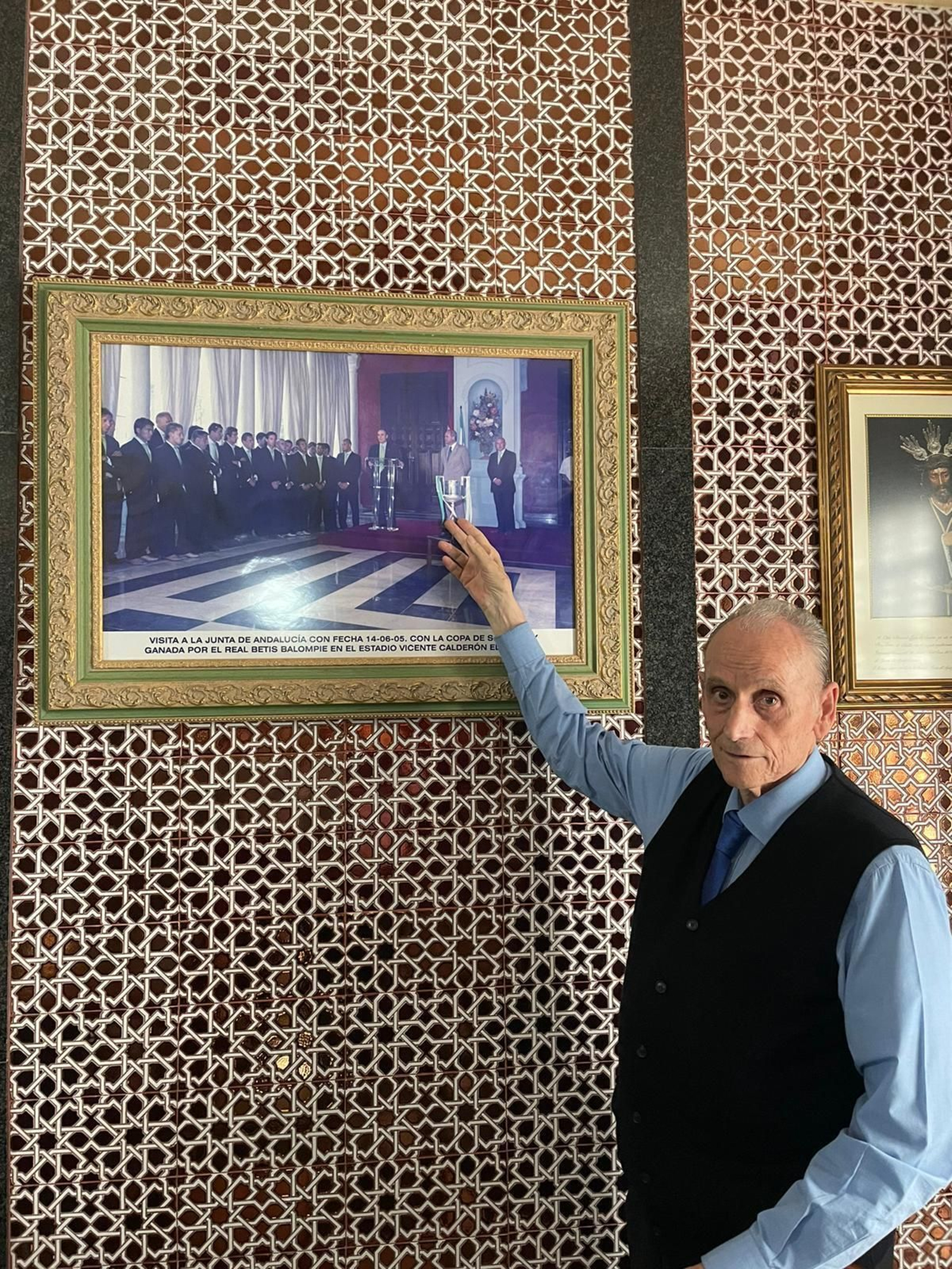 Lopera posa en su domicilio.