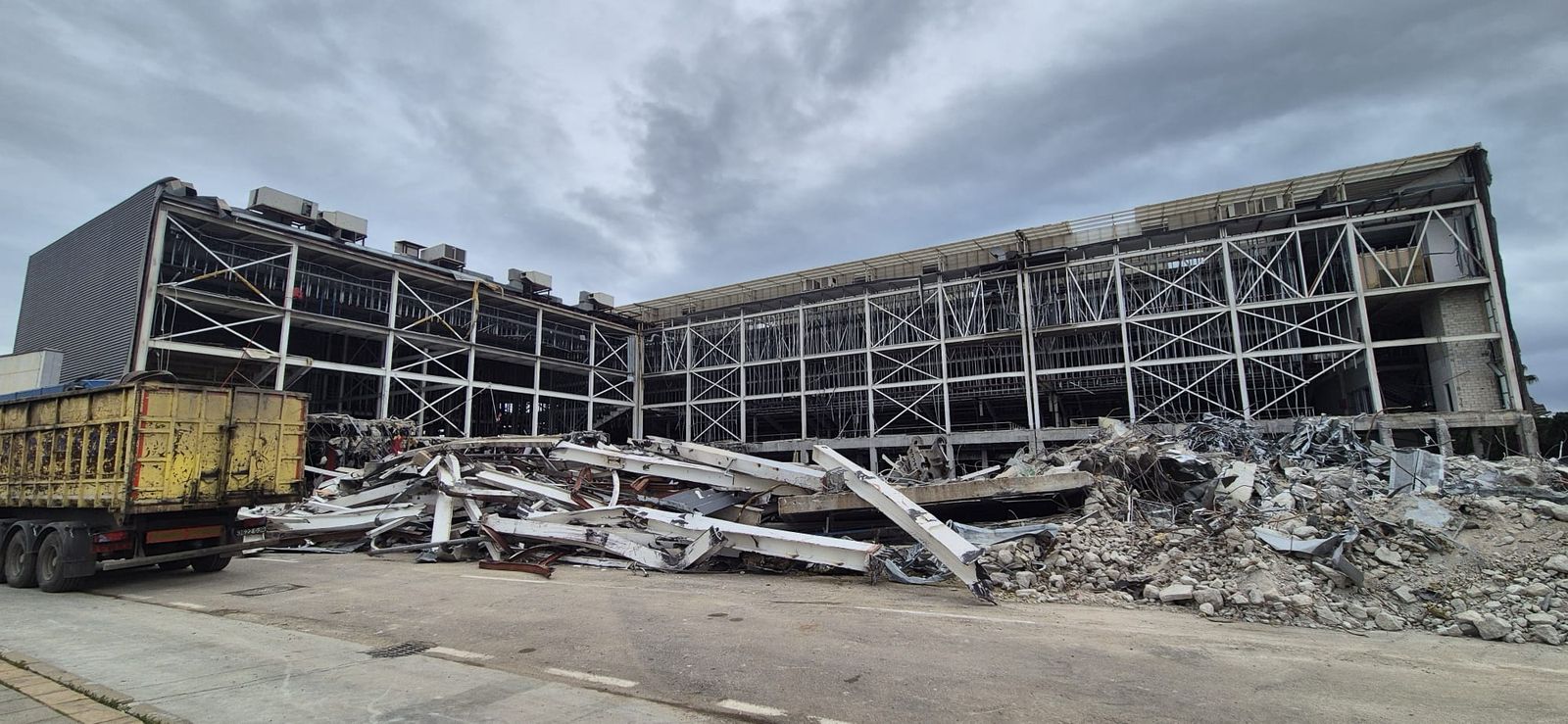 Imagen del derribo de los antiguos cines, donde se abrirá un Costco.