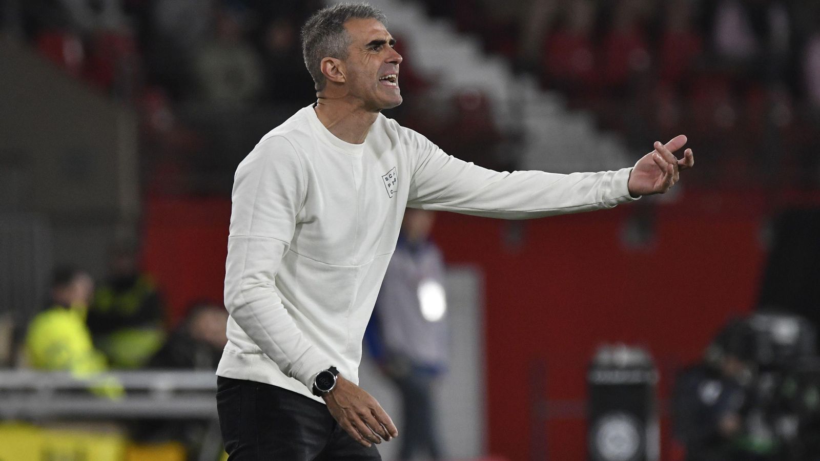 Garitano da instrucciones en la banda en el duelo ante el Athletic