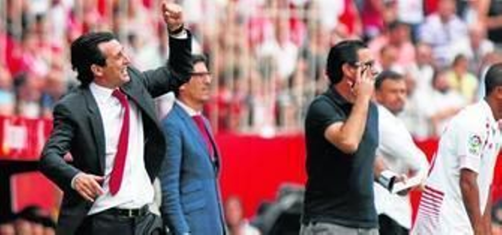 Unai Emery, ya con Mariano presto a salir en los últimos minutos,  da una indicación a uno de sus jugadores durante el intensísimo partido ante el Barcelona.