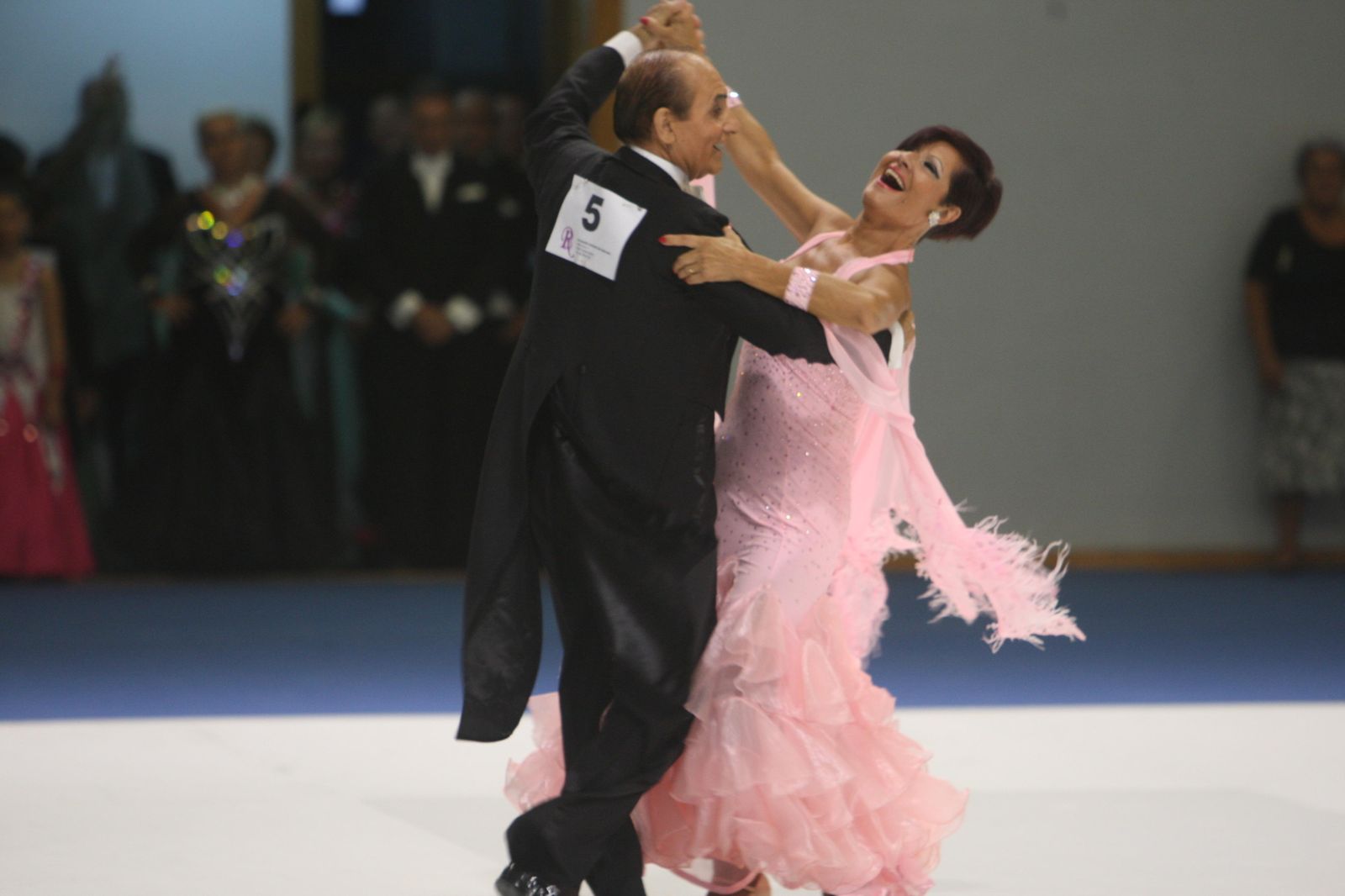 El baile retro conquista el Pabellón Ciudad de Chiclana