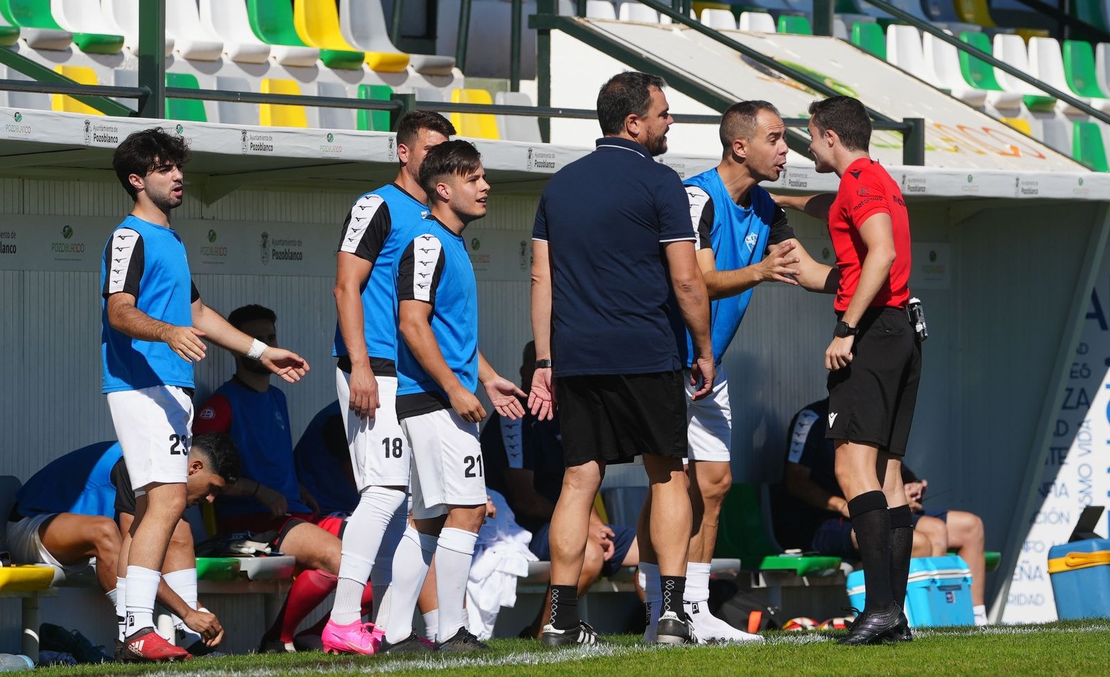 El colegiado Espina Domínguez dialoga con Valentín y con Antonio Jesús Cobos.