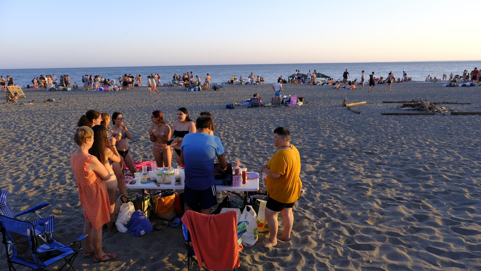 Imágenes de las hogueras de la Noche de San Juan en Almería capital