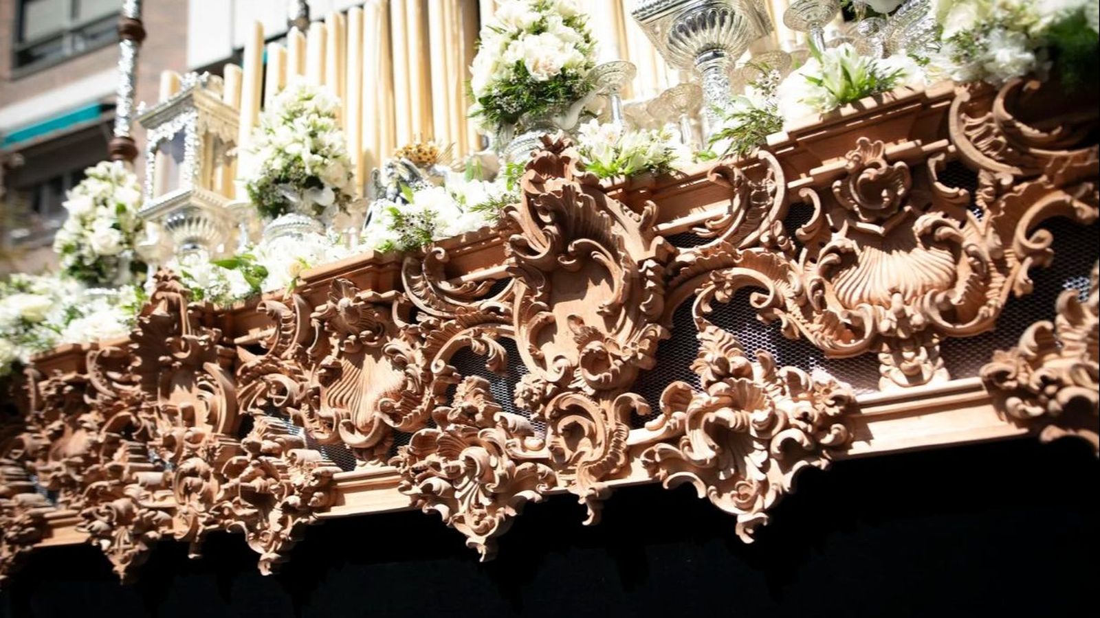 Respiradero frontal tallado del paso de palio de Nuestra Señora del Amor y del Trabajo de Granada, Viernes Santo 2025