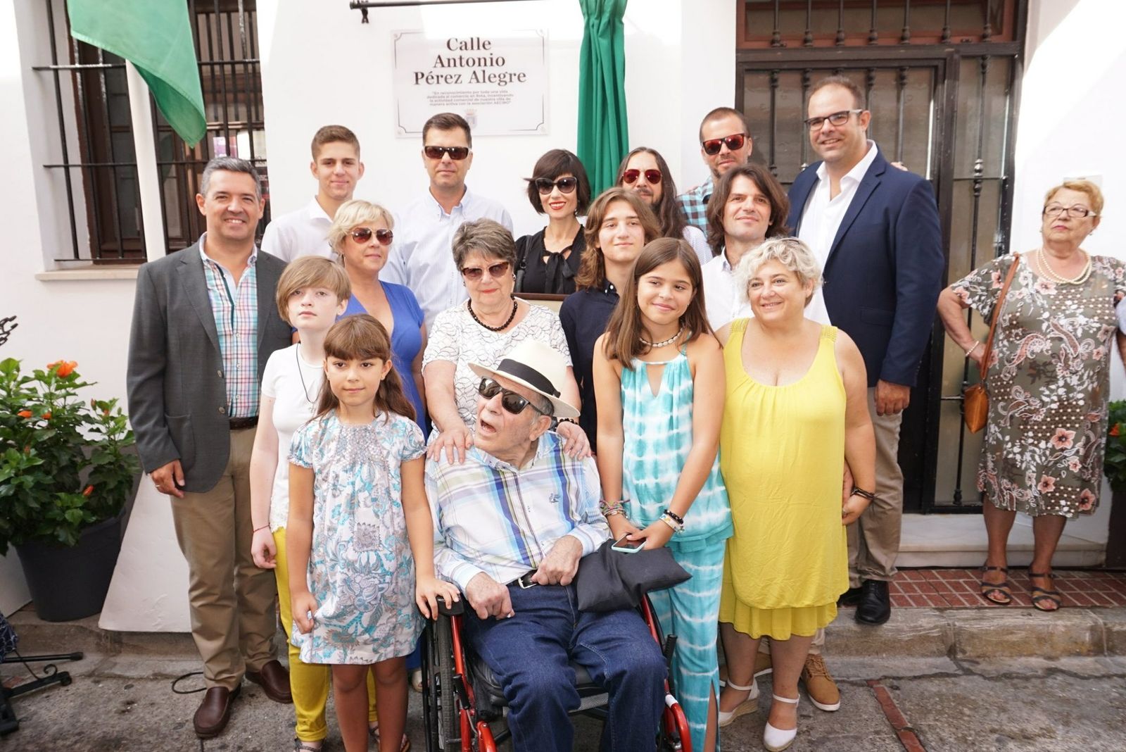 Antonio Pérez Alegre, junto al alcalde, familiares, amigos y vecinos en el acto de rotulación de la calle.