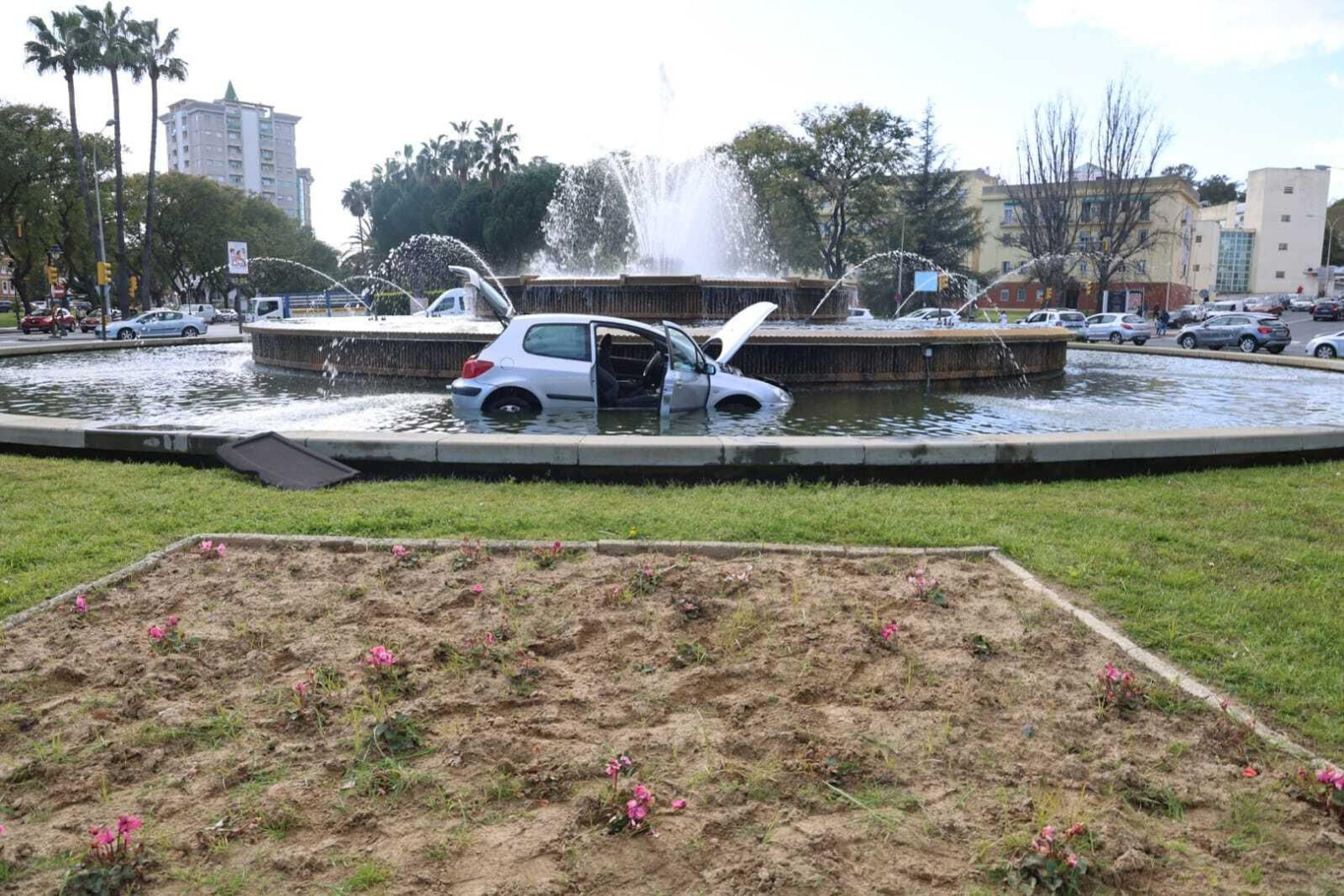 Las espectaculares imágenes de un coche accidentado que acabó en la fuente de la Avenida de Andalucía
