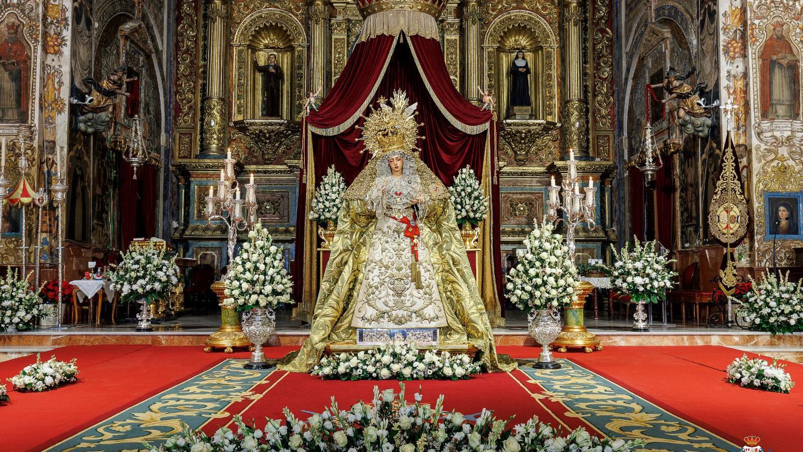 La Esperanza de la Trinidad en el altar mayor de María Auxiliadora