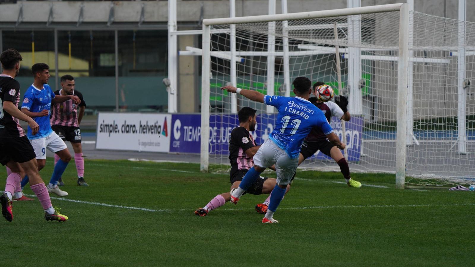 Juan taponó bien un disparo de Ilias al cuarto de hora.