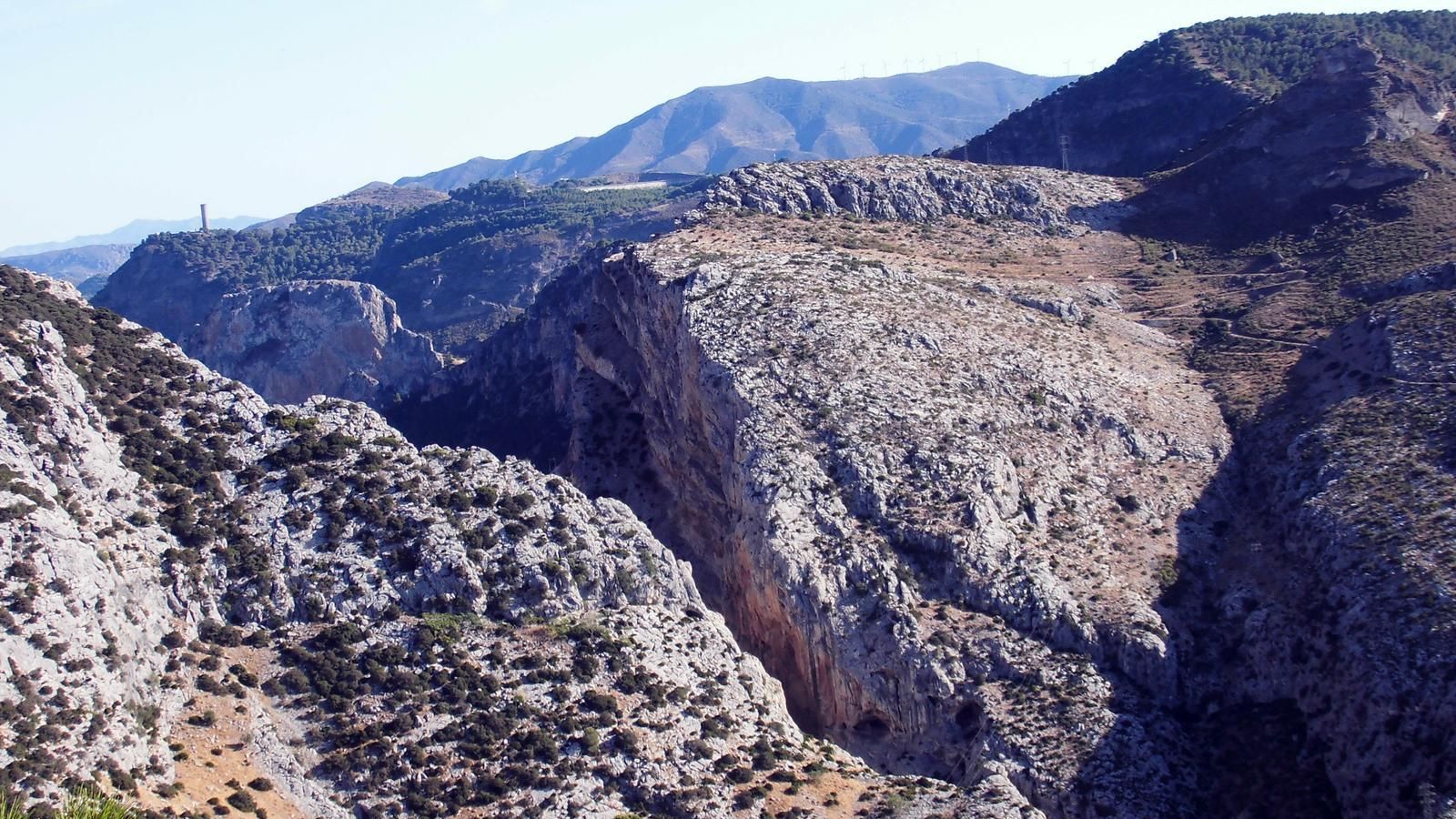 Los impresionantes cortados de los Gaitanes y la Mesa de Villaverde con la chimenea de presión detrás.