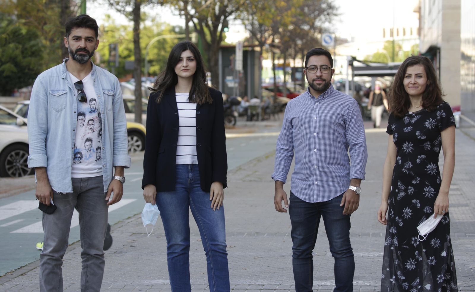 Khoren Nasoyan, Anush Aghajanyan, Njdeh Harotonian y Zina Mantashyan, en la avenida de la Buhaira.