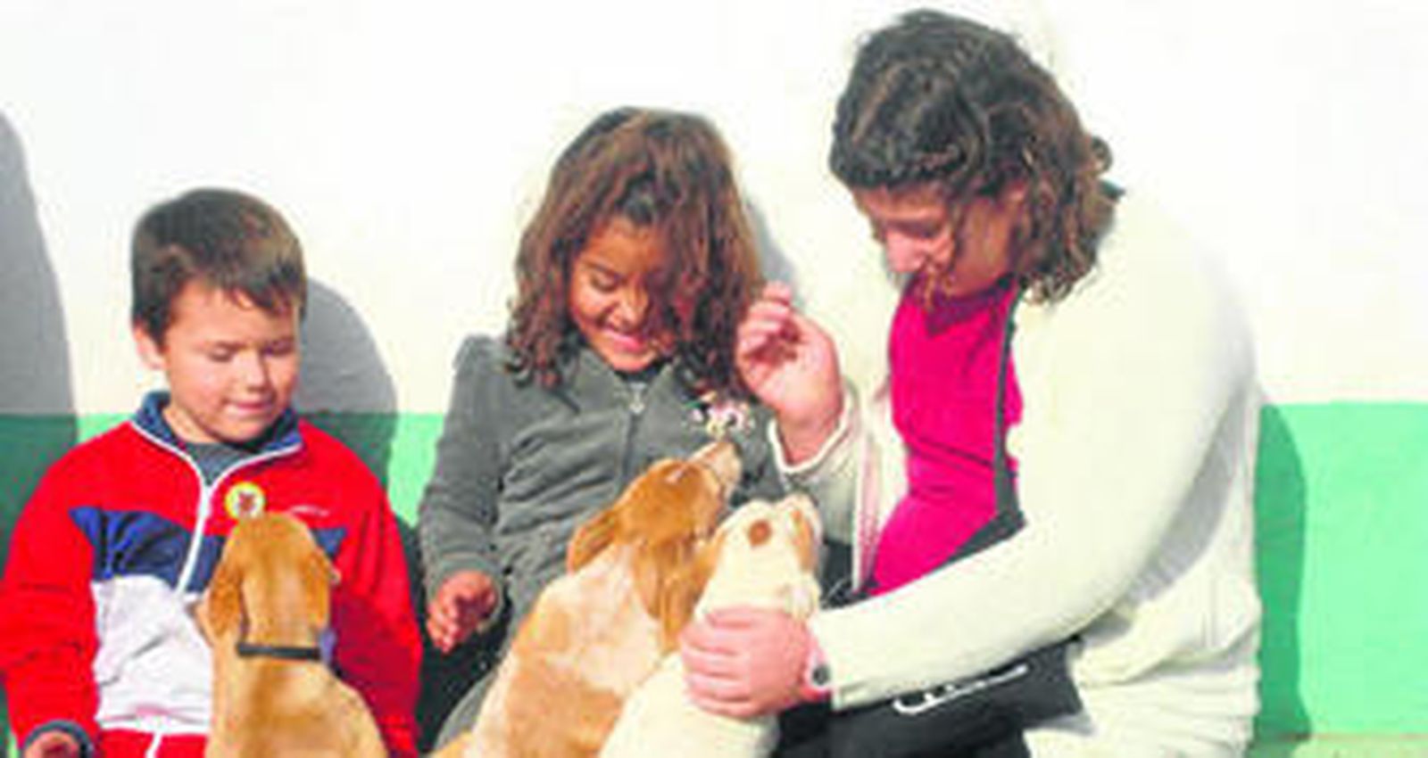 La asociación quiere concienciar a la ciudadanía de que los perros no son un juguete, los niños también deben hacerse responsables de ellos.