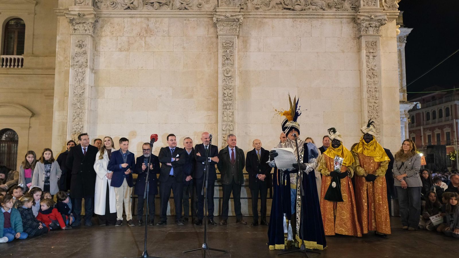 Fotos del Heraldo de los Reyes Magos en la recogida de llaves de la ciudad
