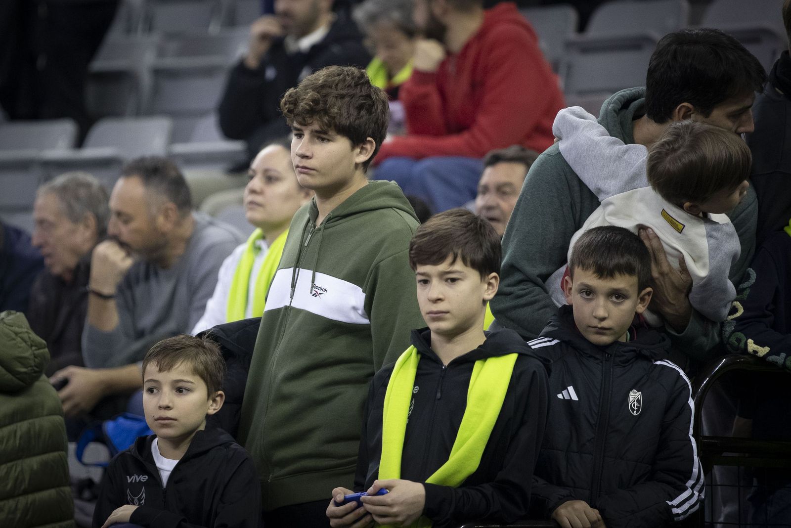 Aficionados con cara de lamentación durante el duelo ante el San Pablo Burgos.