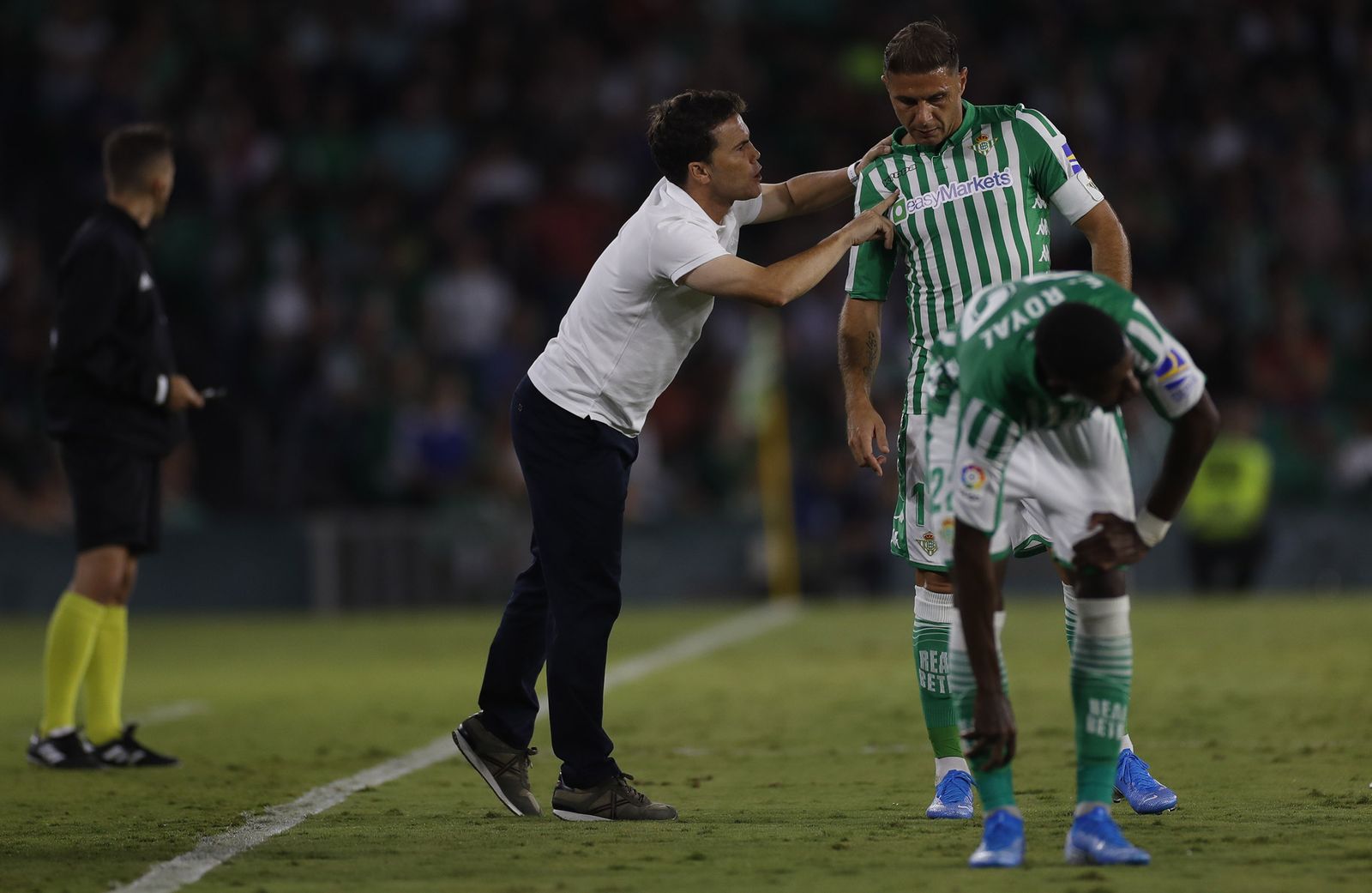 Rubi dialoga con Joaquín durante un momento del partido.