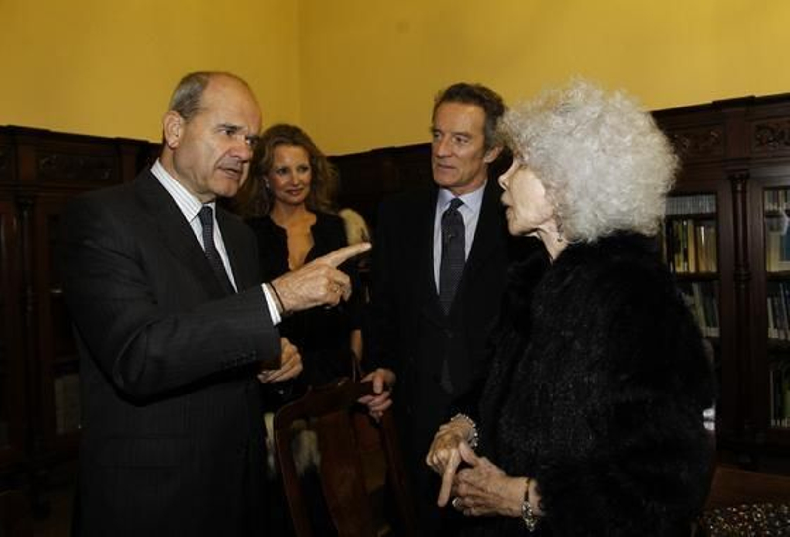 El ex presidente de la Junta de Andalucia Manuel Chaves se dirige a la duquesa de Alba en presencia de su marido, Alfonso Díez, y Marita Rufino.

Foto: Antonio Pizarro / Juan Carlos Vázquez / Victoria Hidalgo / Manuel Gómez