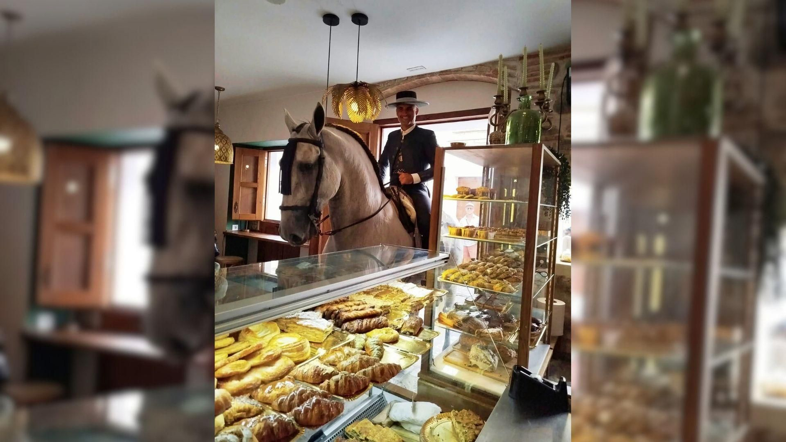 En la Feria de Tarifa, si se puede pedir un café con un dulce sin desmontar, tanto mejor.