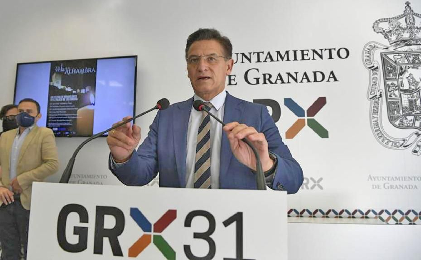 El alcalde de Granada ya se sienta con todos los grupos políticos para ofrecer otras opciones que no pasen por su dimisión