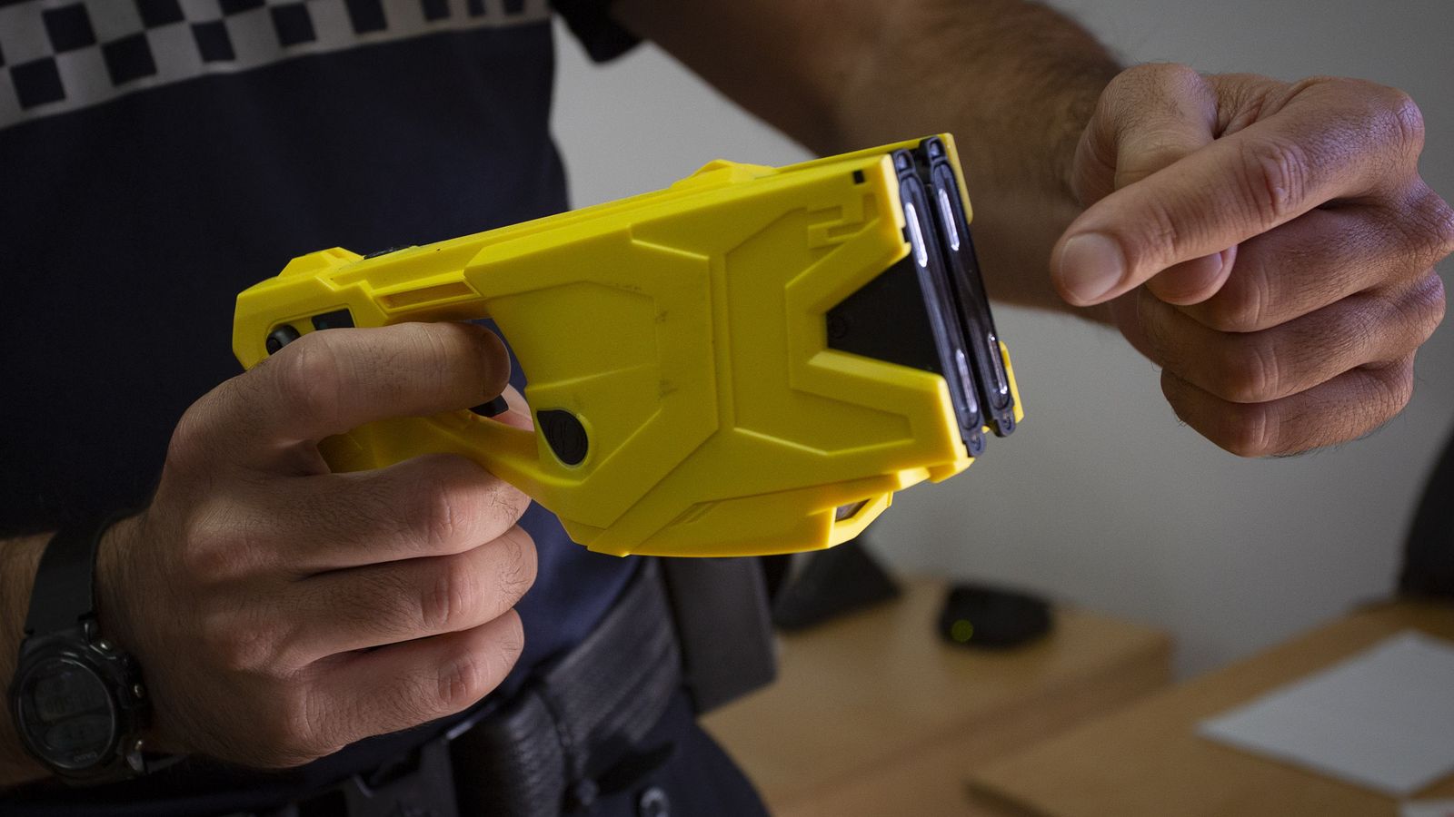 Un agente explica el funcionamiento del arma.