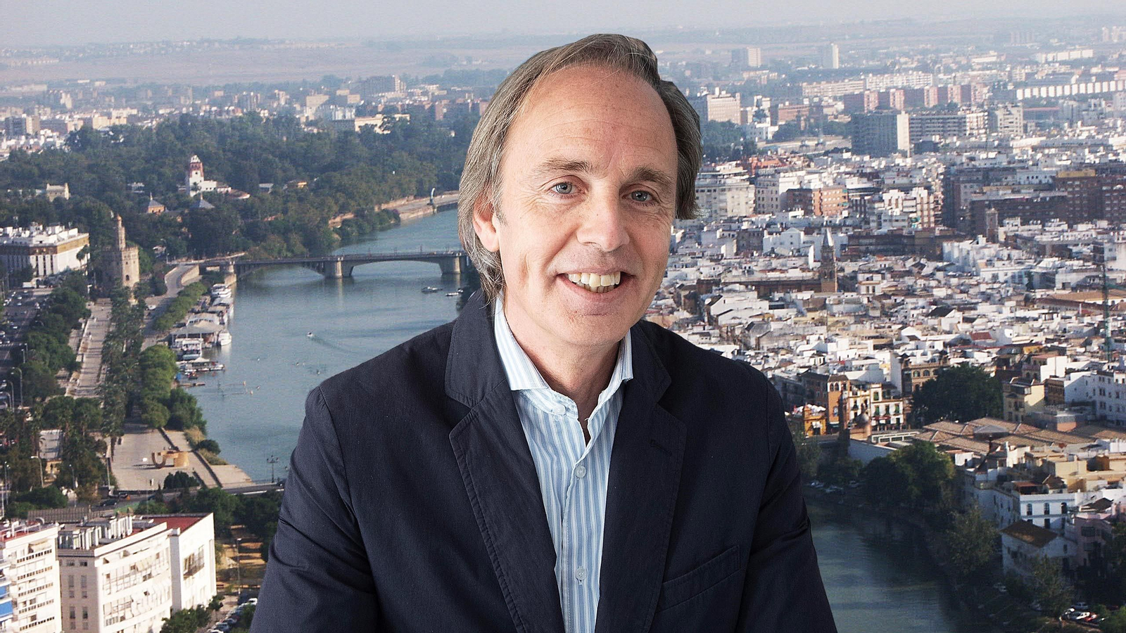El empresario Enrique Ybarra con Sevilla y el Guadalquivir al fondo.