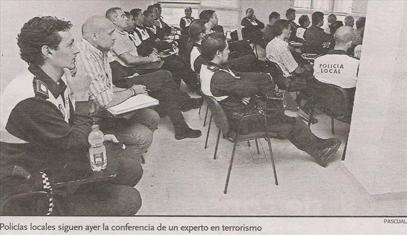 Un experto de la Policía Nacional informa, hace años, a los agentes locales en materia de Policía Científica.