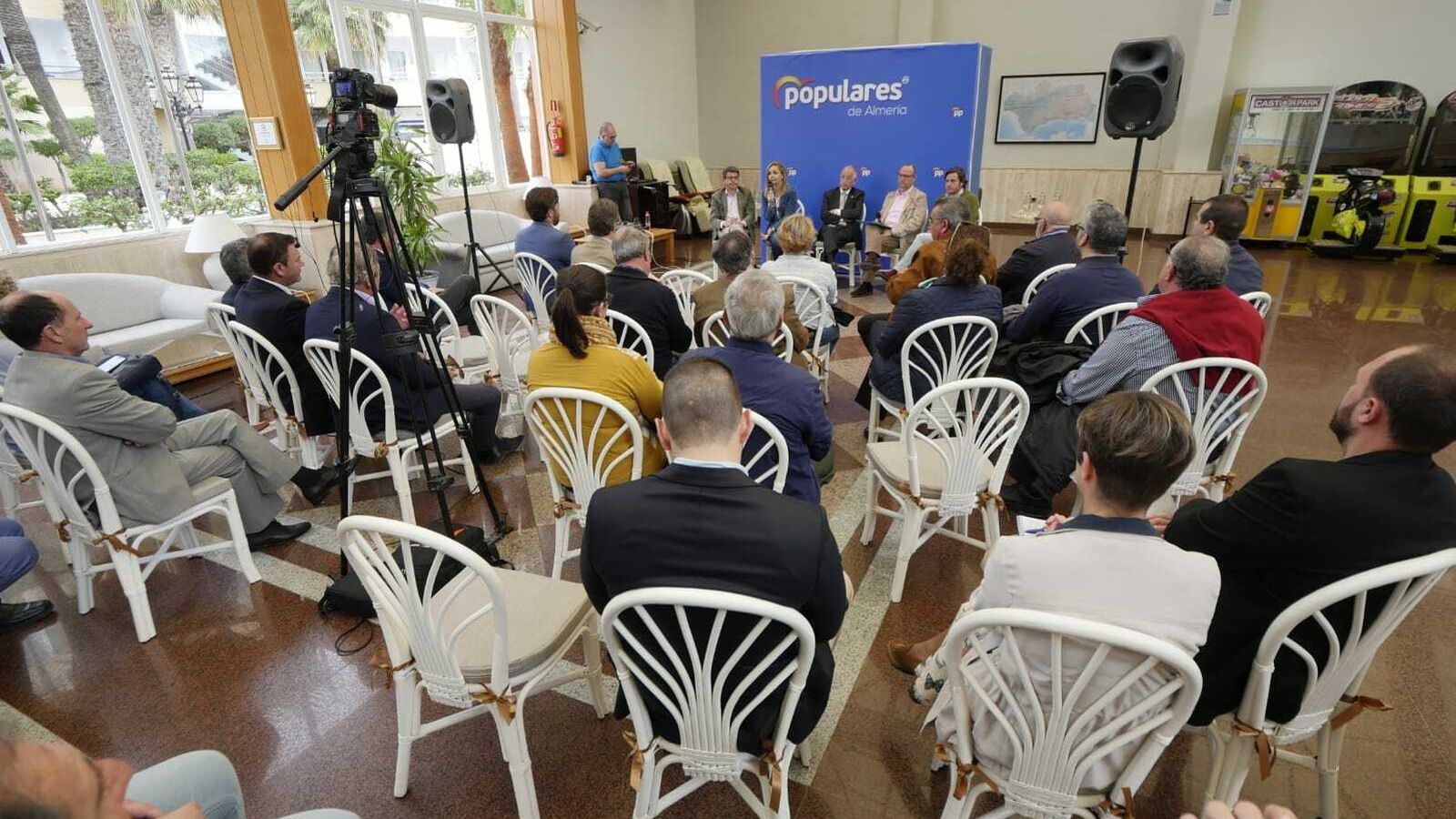 Reunión con empresarios del sector turístico en Roquetas