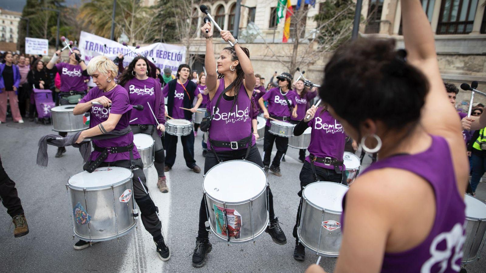 Batucada durante la anifestación del 8M en Granada