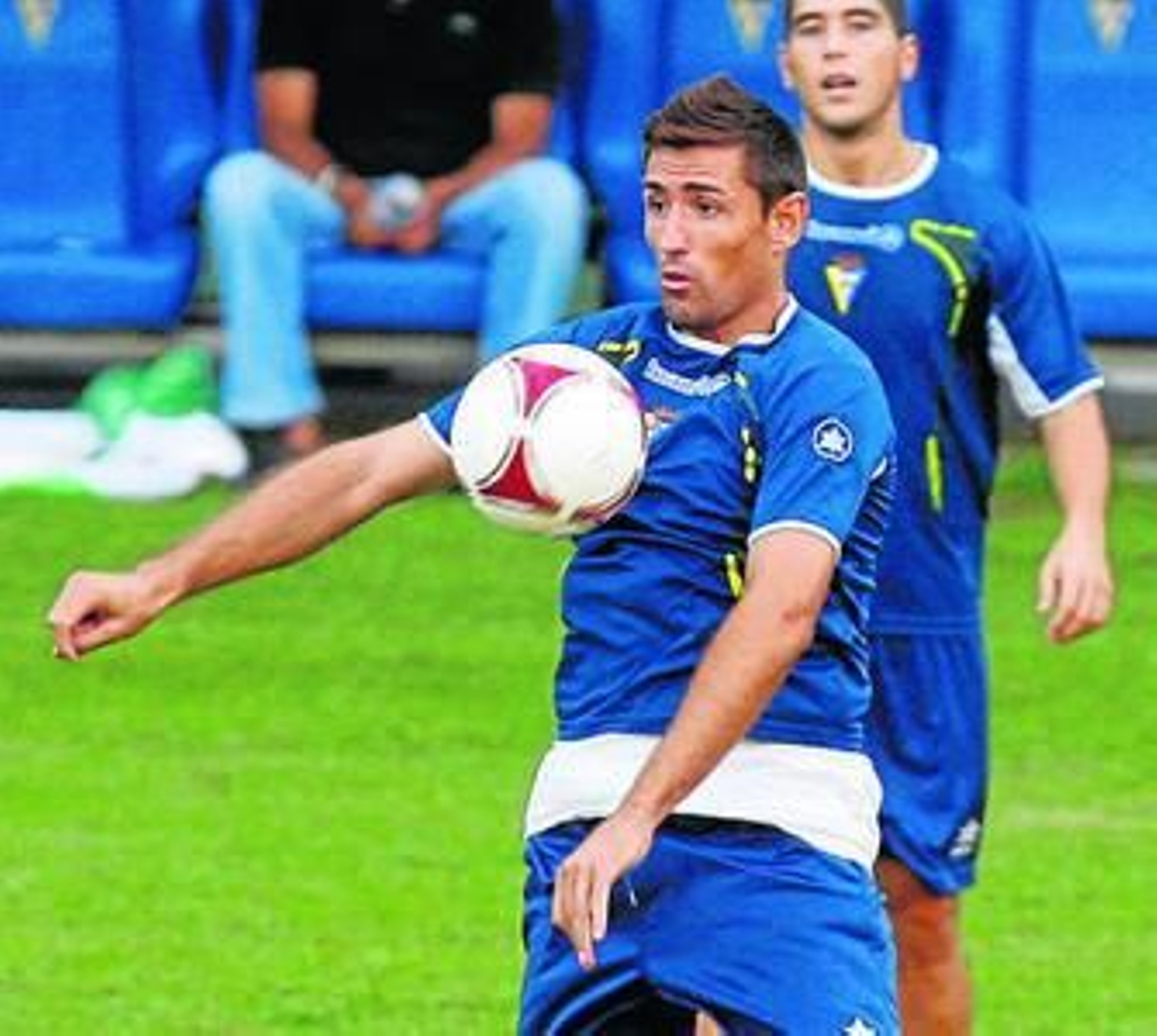 Belencoso controla el esférico con el pecho en un partidillo.