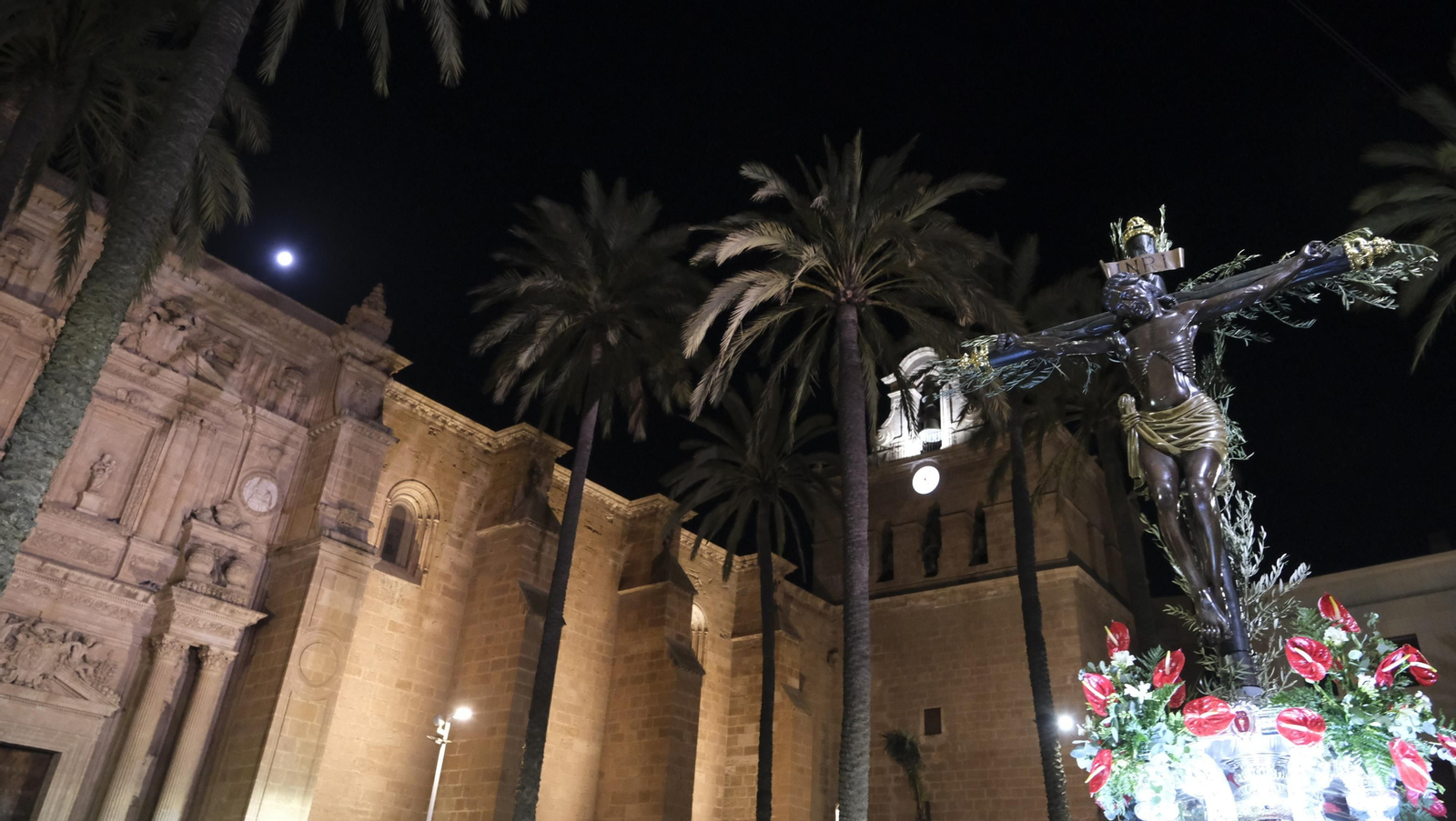 Procesión del Vía Crucis-Cristo de la Escucha en Almería, en imágenes