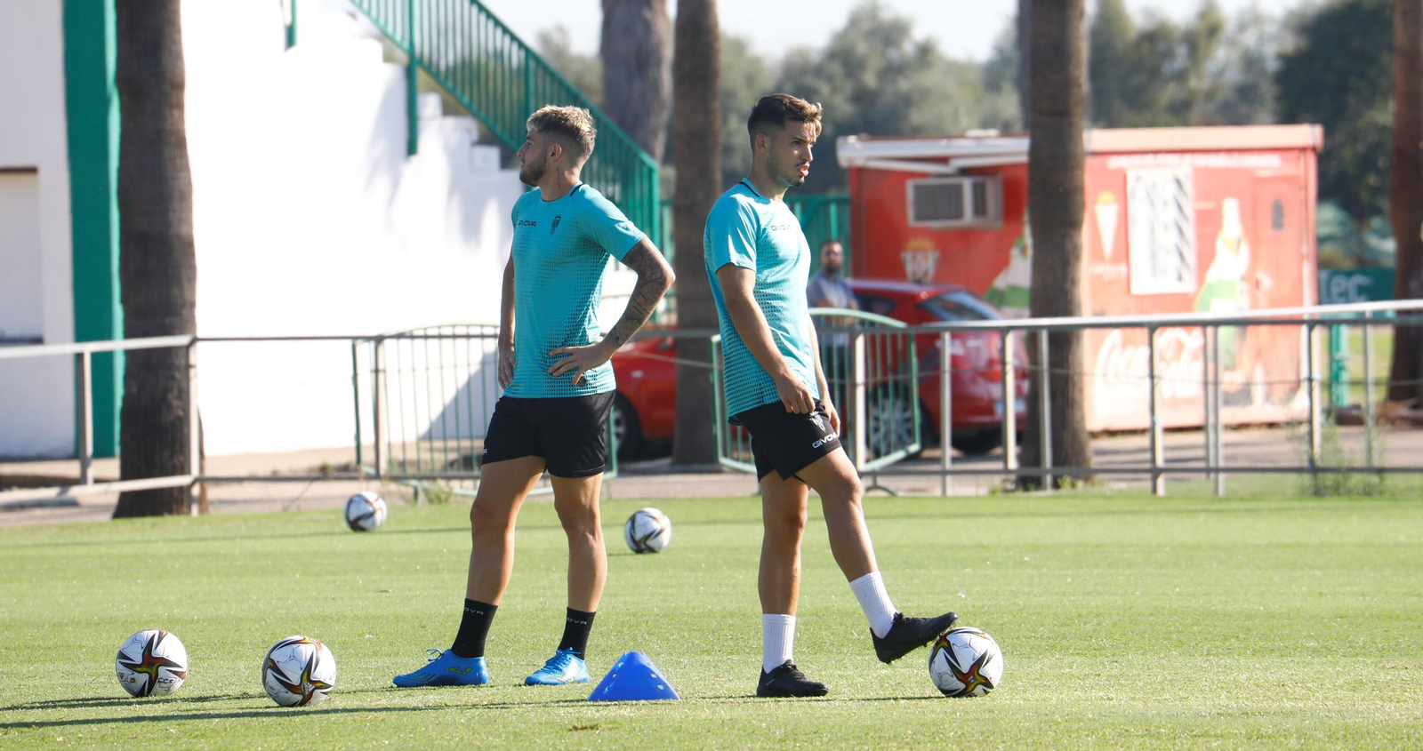 José Alonso controla el balón en el entrenamiento del Córdoba CF, con Casas a la izquierda. José Alonso controla el balón en el entrenamiento del Córdoba CF, con Casas a la izquierda.