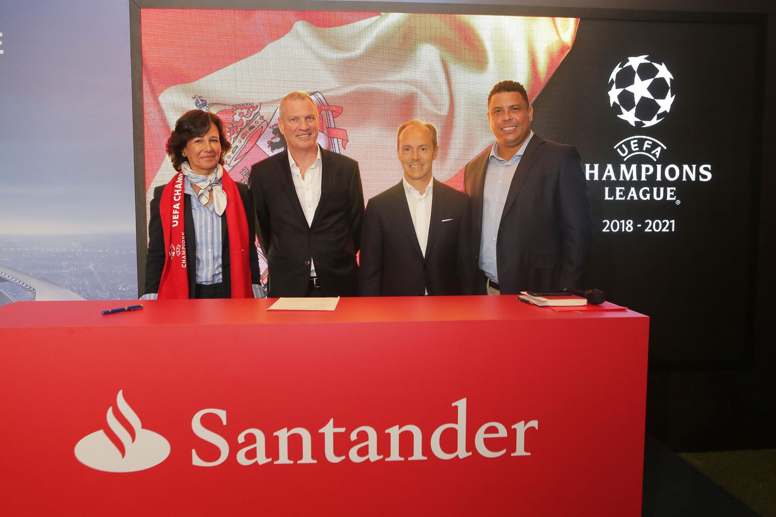 Ana Botín, presidenta de Santander; Guy-Laurent Epstein, director de Marketing de la UEFA; Rami Aboukhair, consejero delegado de Santander, y el ex futbolista Ronaldo, en el anuncio del acuerdo de patrocinio.