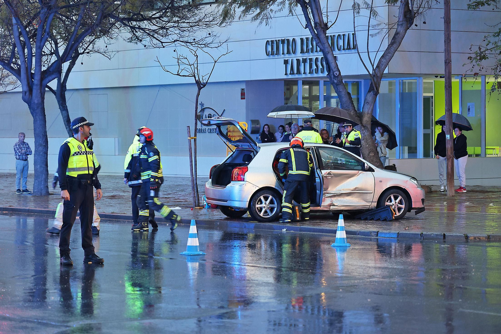 Las espectaculares imágenes del rescate de una persona en un accidente de tráfico en Huelva