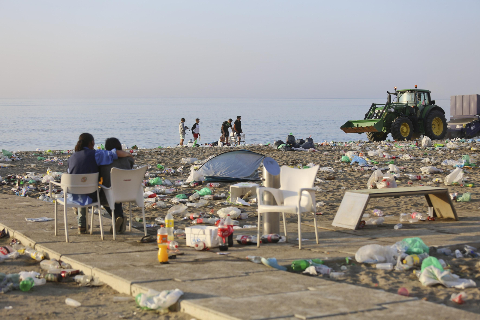 Las fotos de la basura en las playas de Málaga tras San Juan
