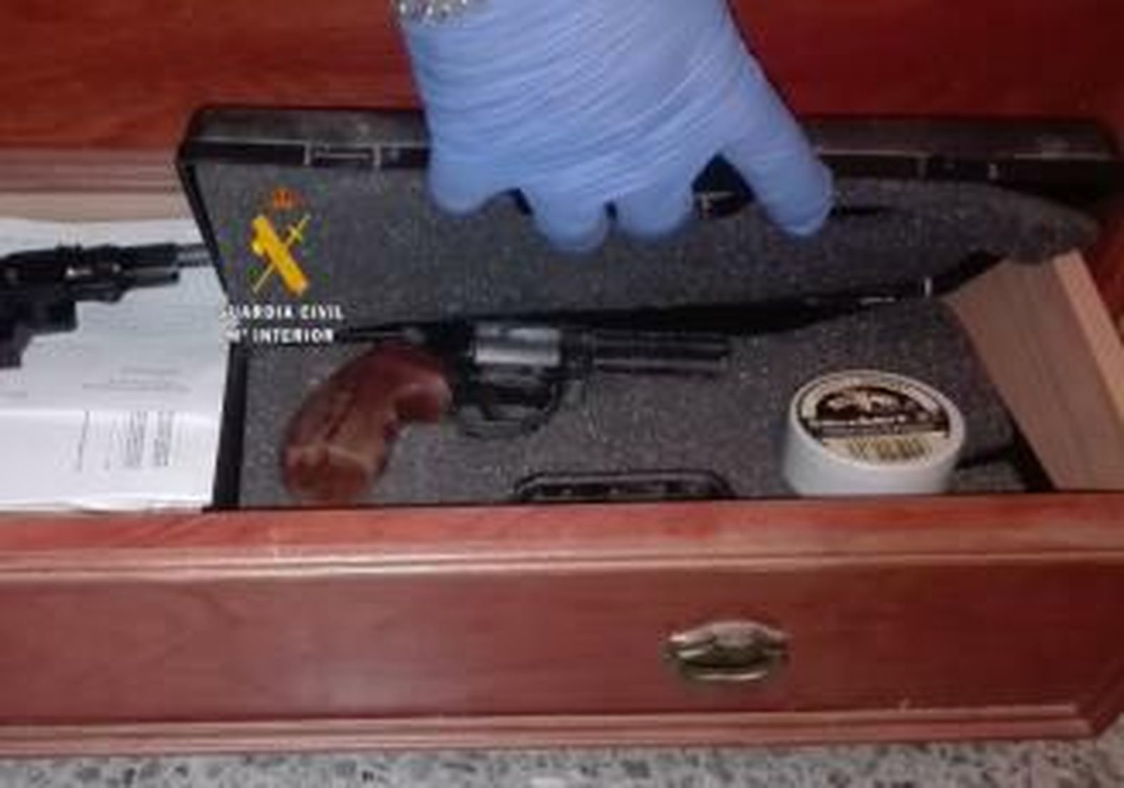 El revólver empleado para intimidar a una mujer en Algarrobo