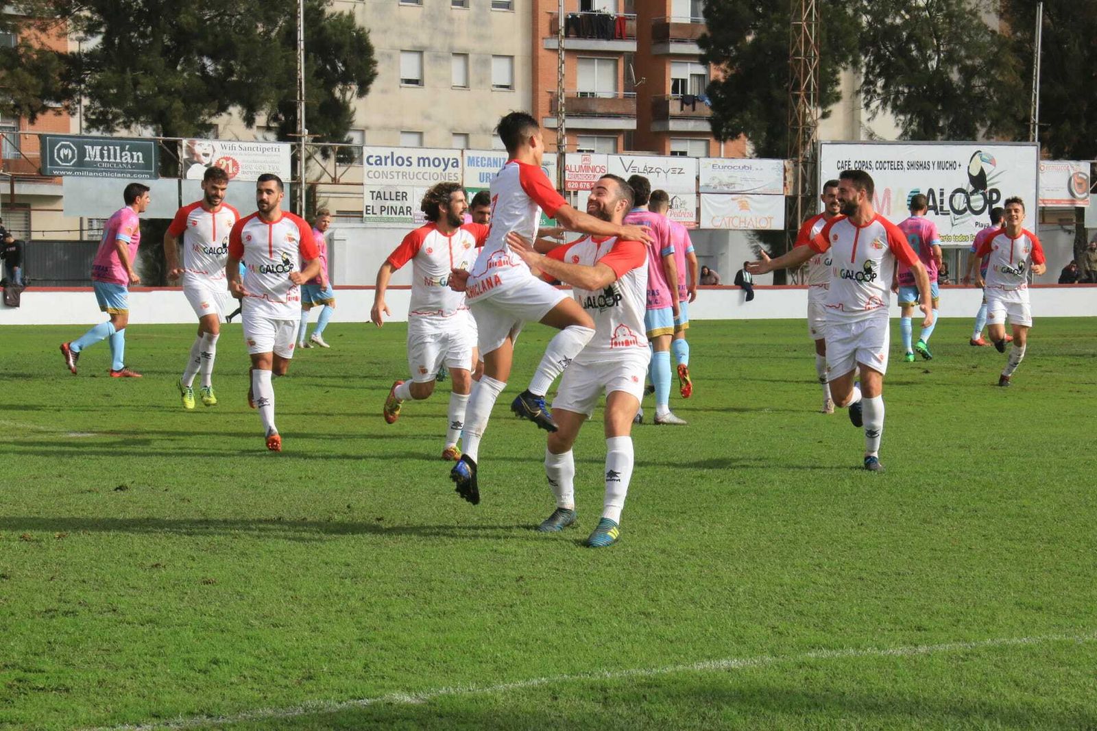 Agustín coge al vuelo a Sergio para celebrar el gol de este último mientras el resto del Chiclana se une por detrás.