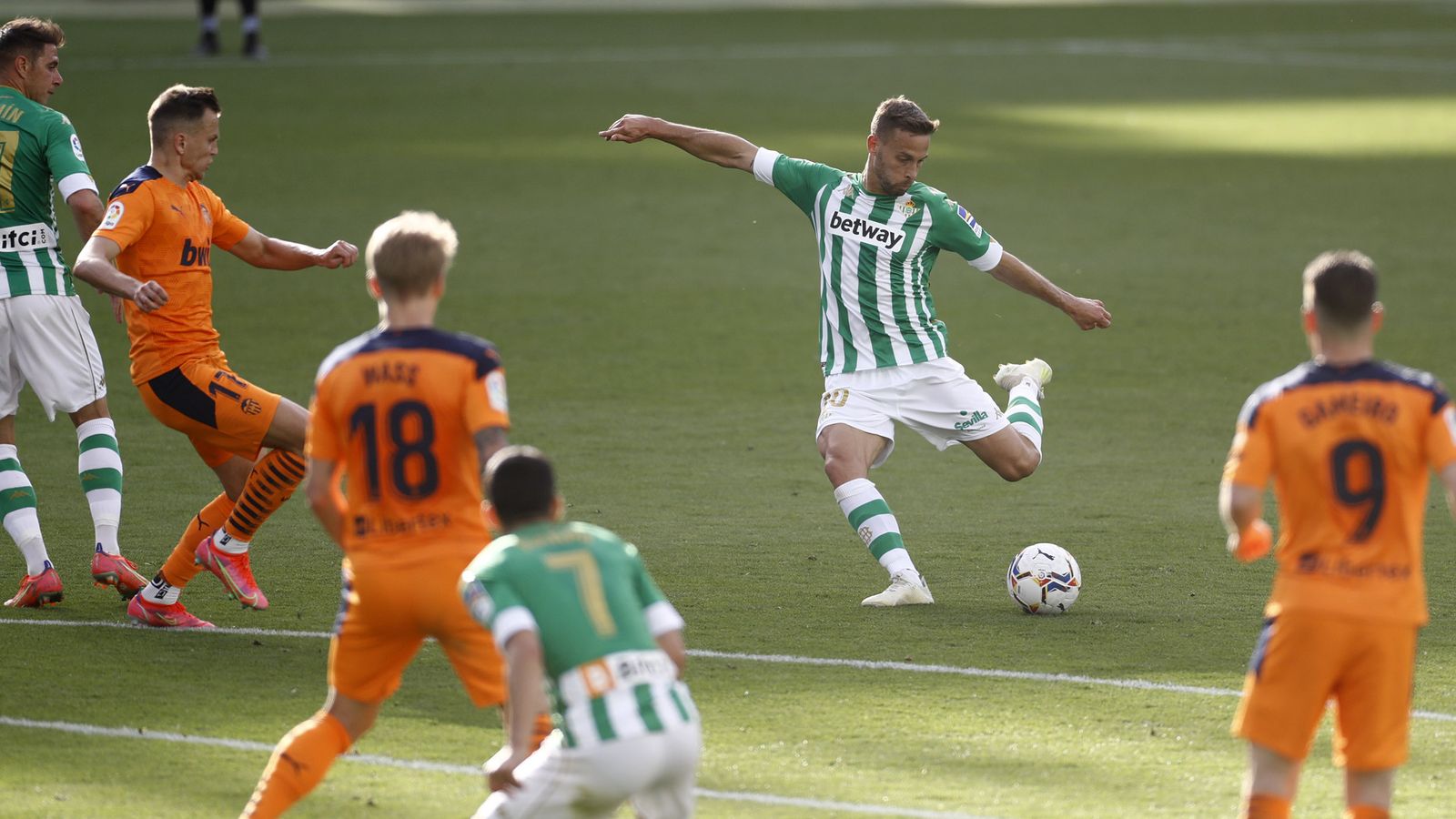 Canales golpea con la zurda para marcar un gol al Valencia.
