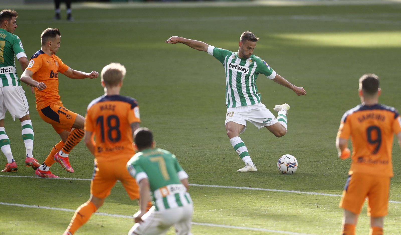 Canales golpea con la zurda para marcar un gol al Valencia.